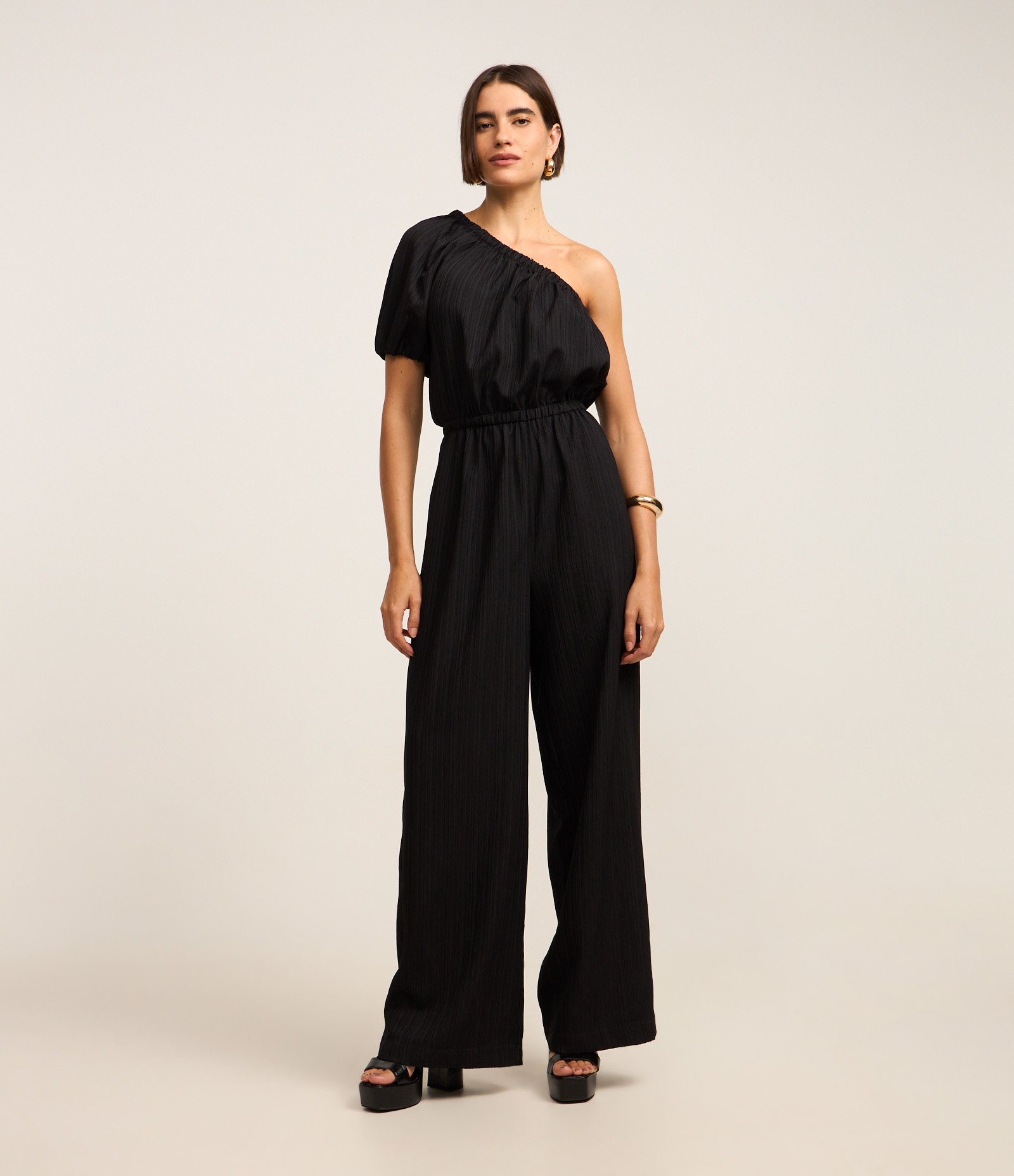 Macacão Ombro Só em Anarruga com Manga Curta Preto 3