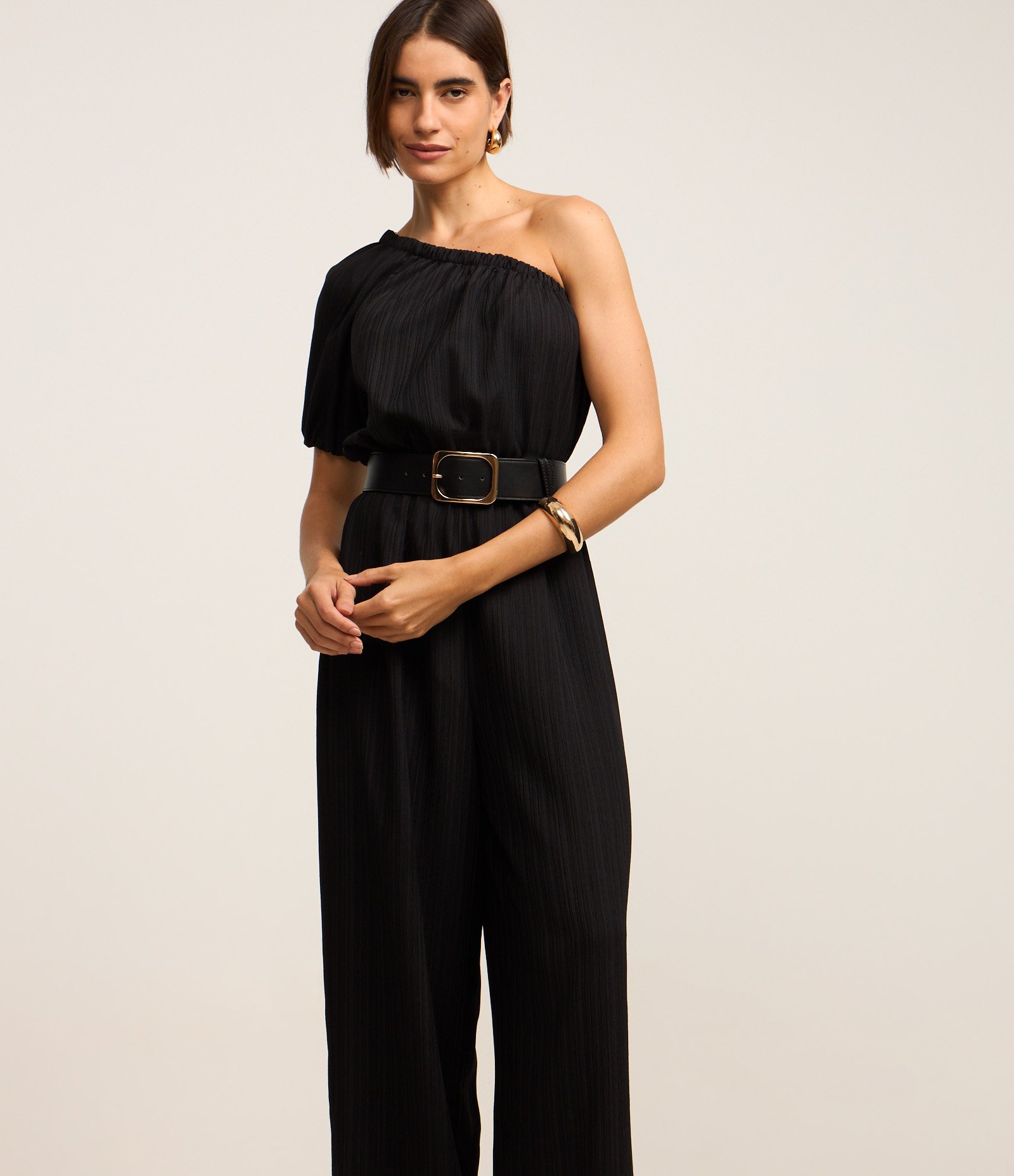 Macacão Ombro Só em Anarruga com Manga Curta Preto 5