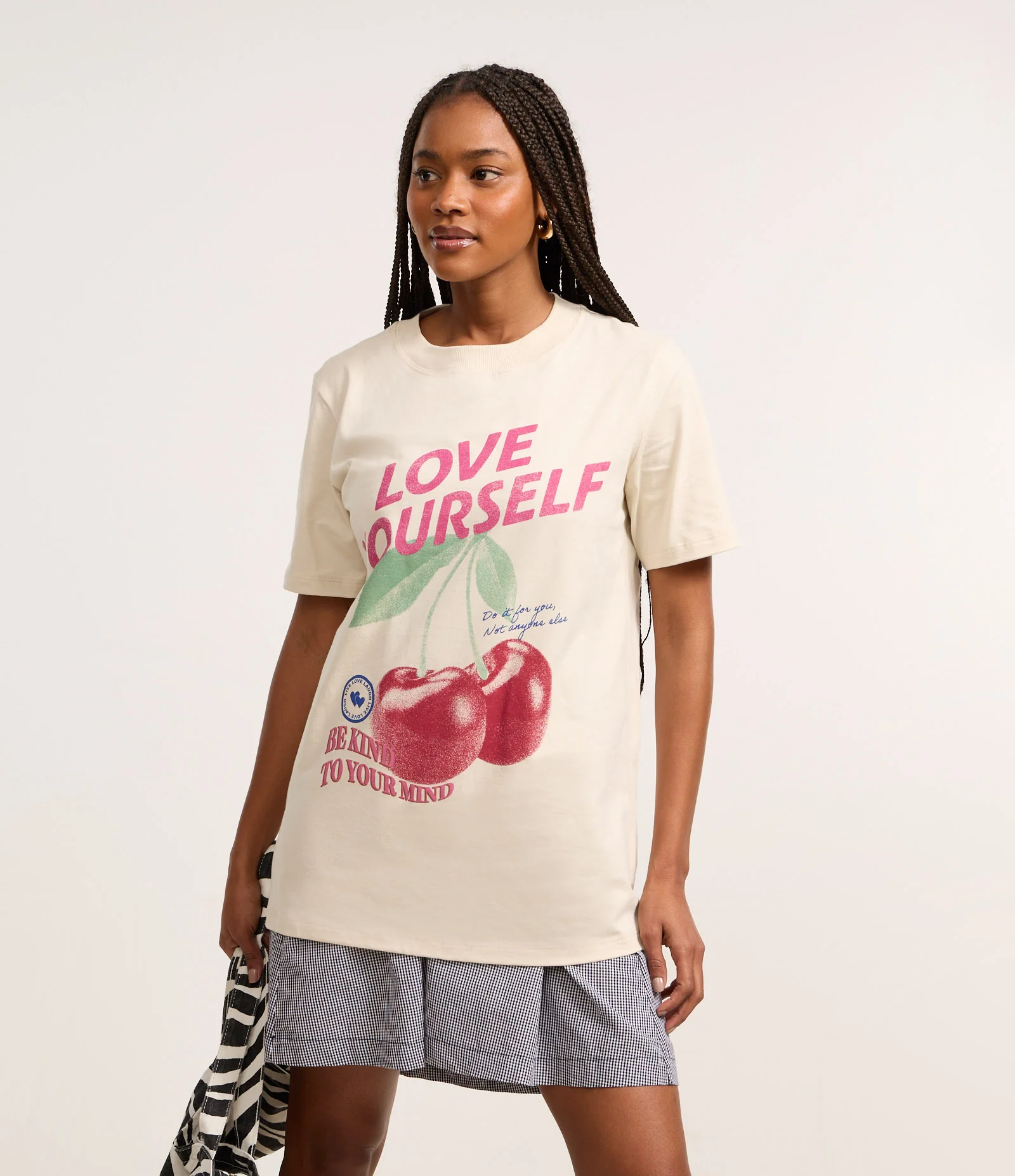 Camiseta Alongada em Algodão Estampa Cerejas Love Yourself Bege 1