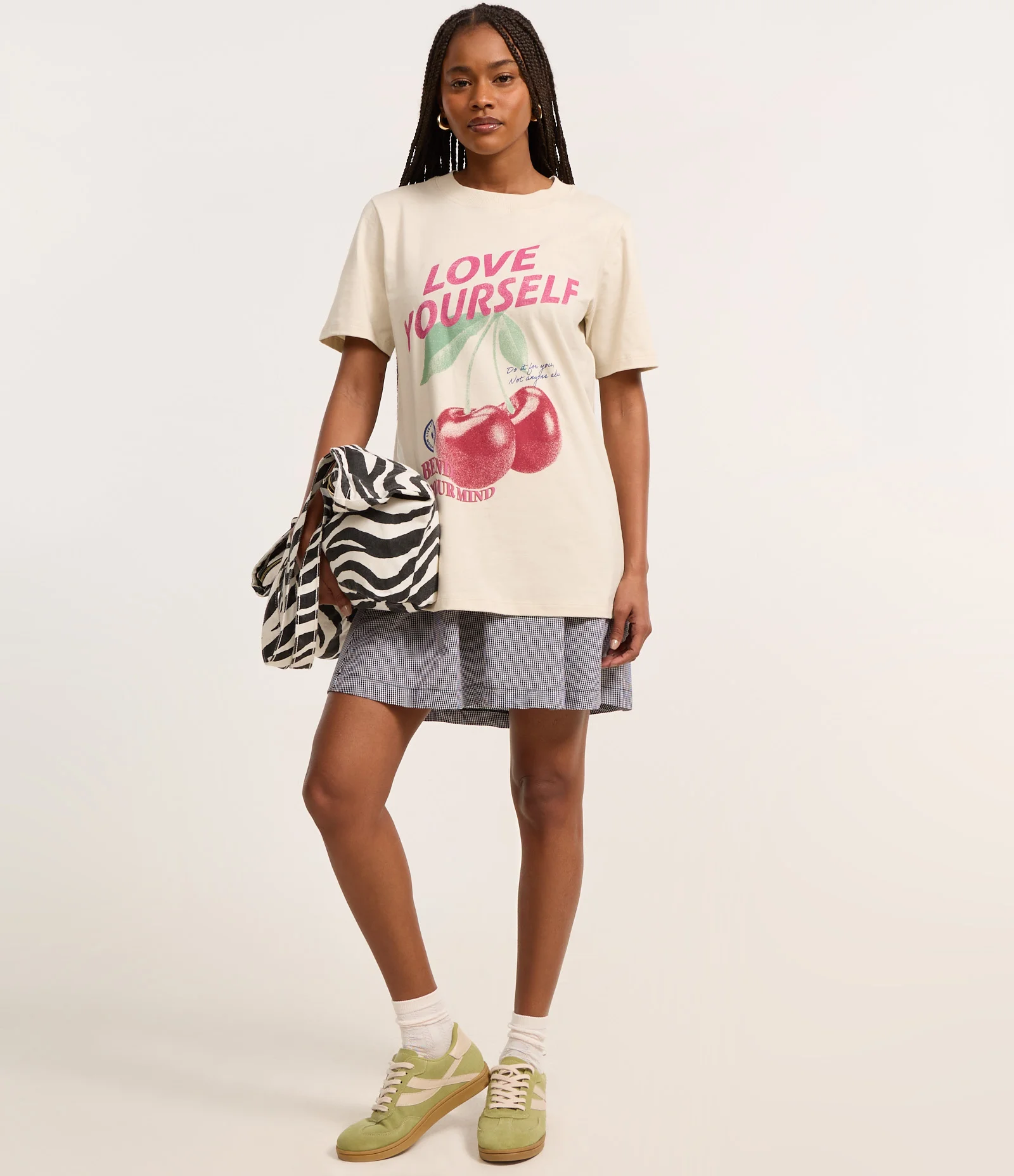 Camiseta Alongada em Algodão Estampa Cerejas Love Yourself Bege 2