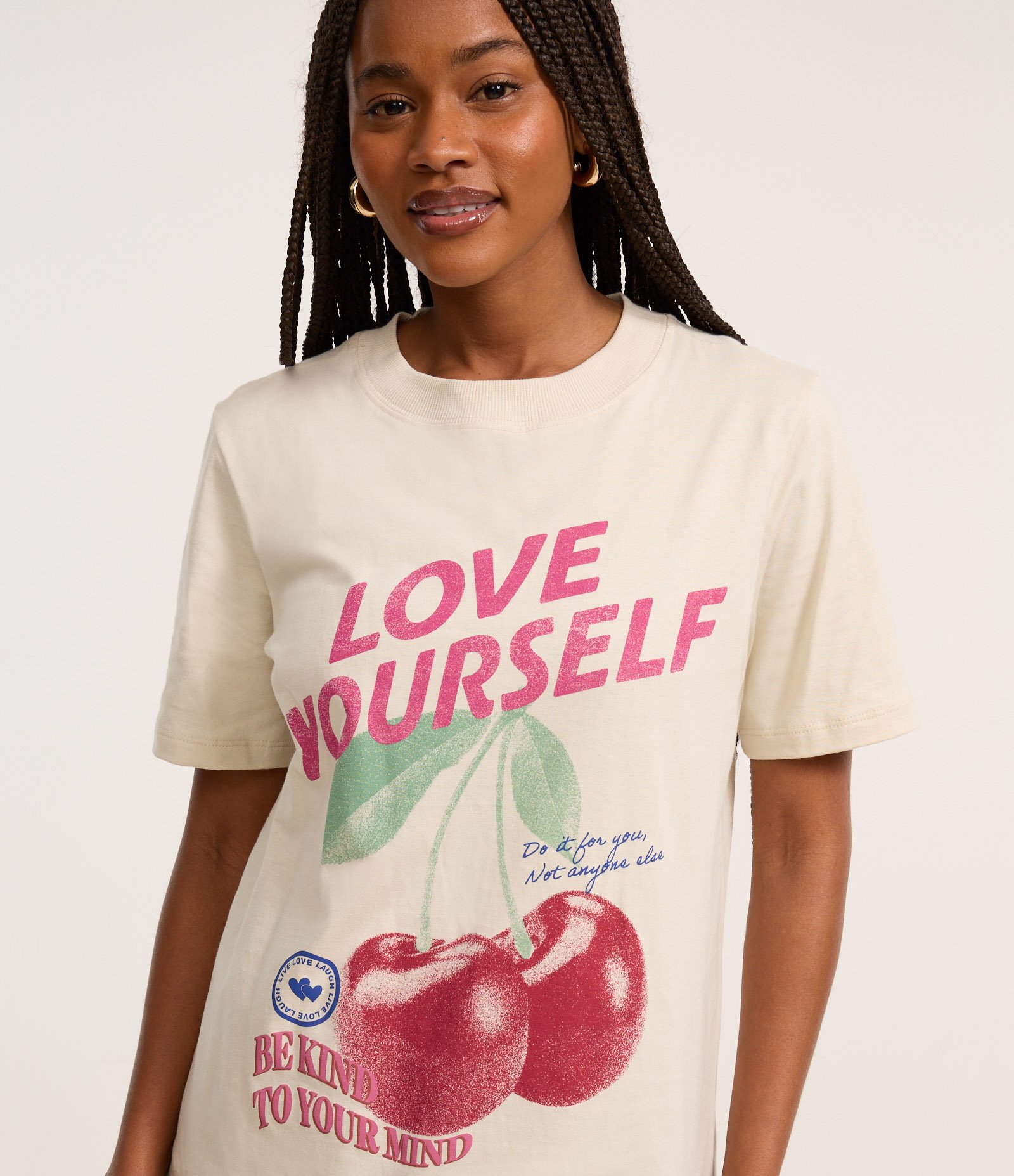 Camiseta Alongada em Algodão Estampa Cerejas Love Yourself Bege 3