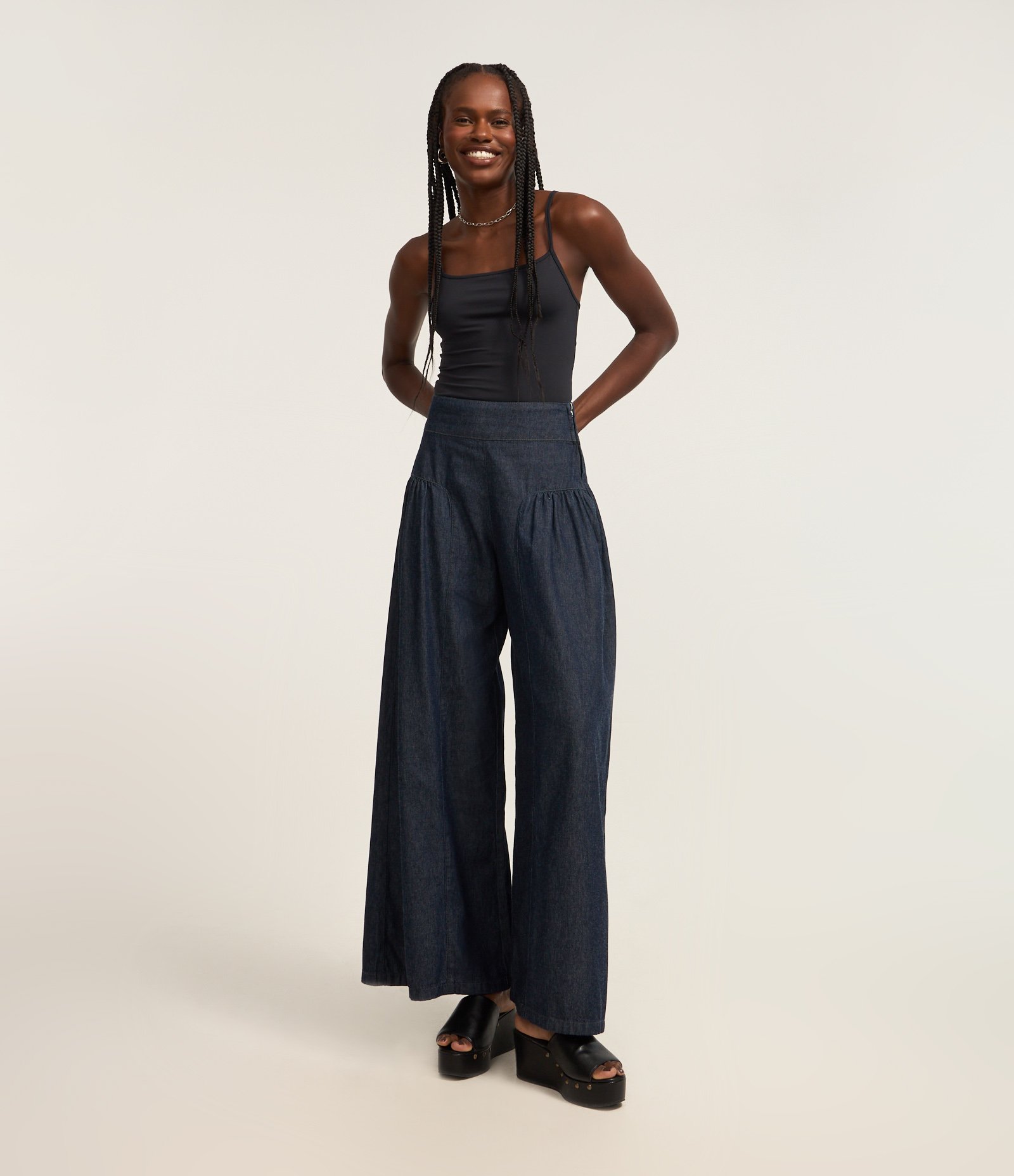 Calça Super Wide Leg em Jeans com Drapeados Azul Escuro 1