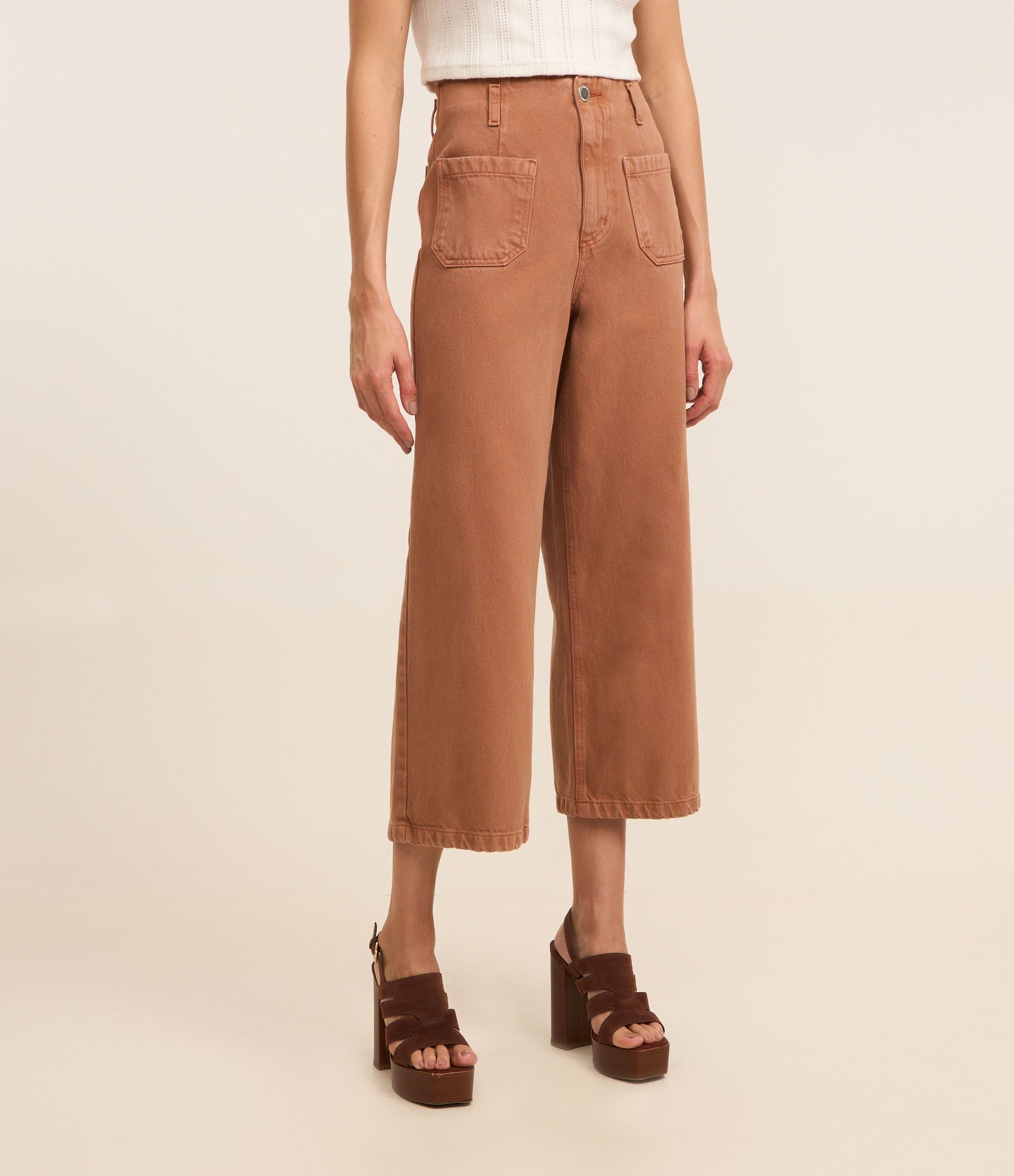 Calça Pantacourt em Sarja com Cintura Alta e Bolsos Frontais Marrom 2