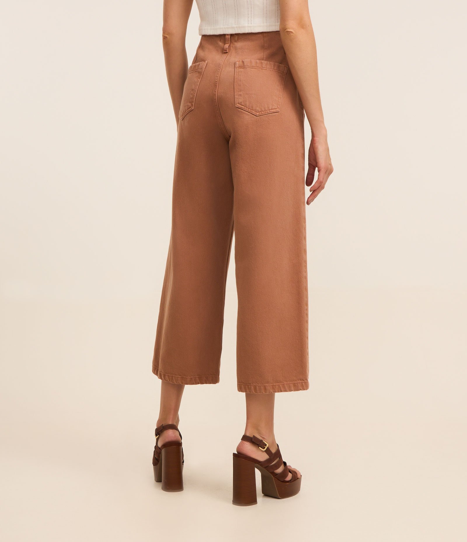 Calça Pantacourt em Sarja com Cintura Alta e Bolsos Frontais Marrom 3