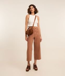 Calça Pantacourt em Sarja com Cintura Alta e Bolsos Frontais