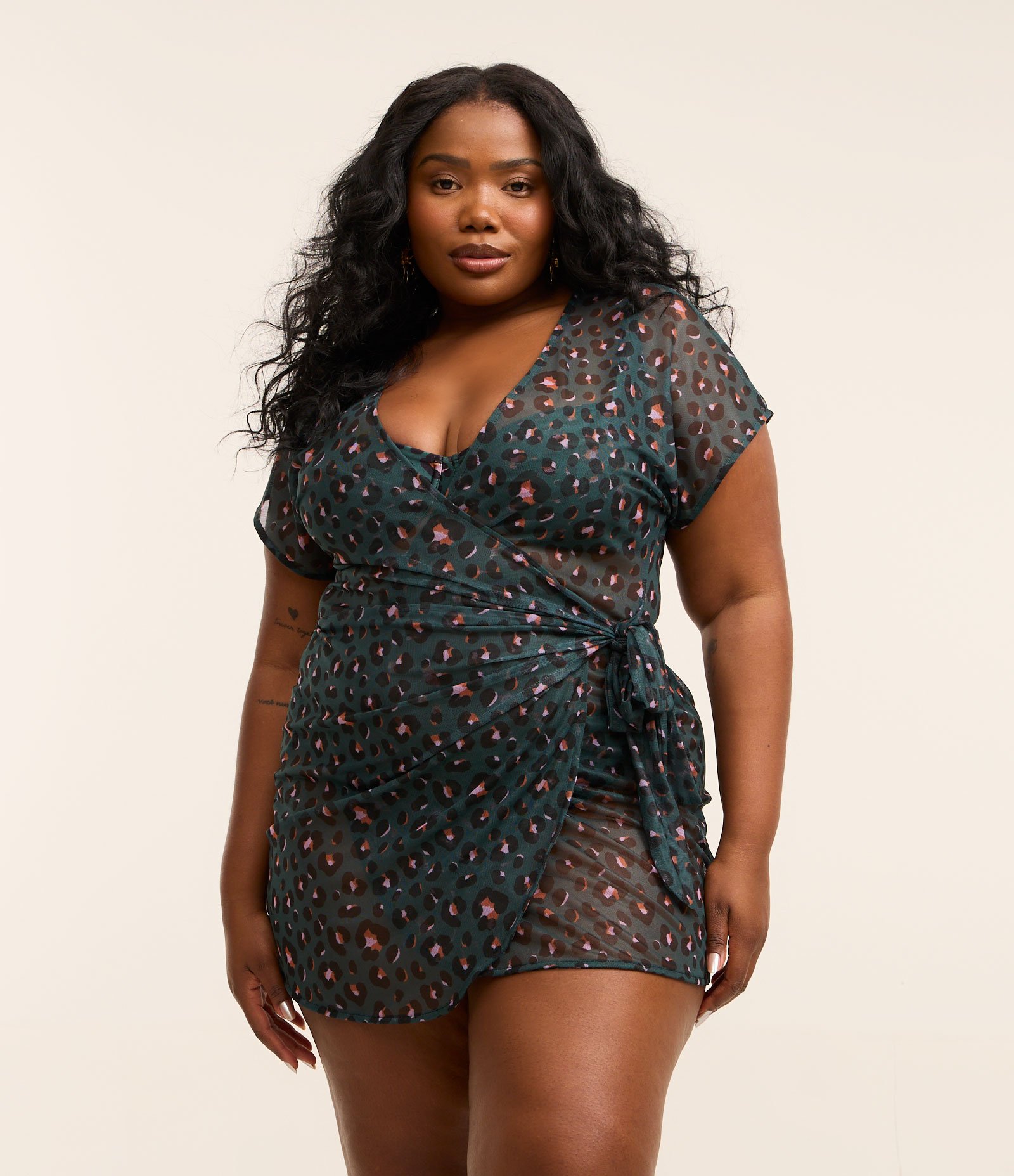 Saída de Praia Vestido Envelope em Tule com Estampa Animal Print Curve & Plus Size Azul 2