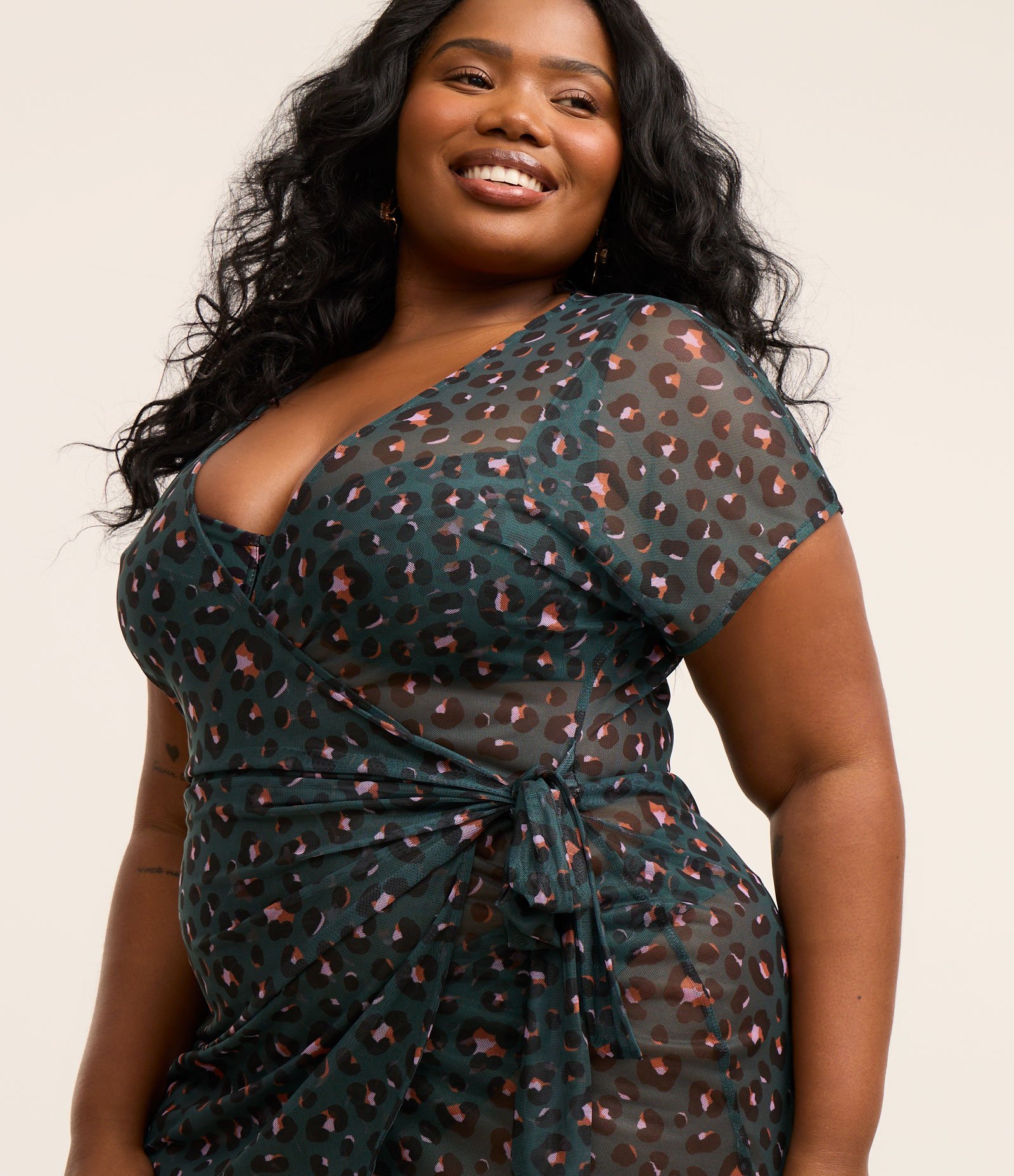 Saída de Praia Vestido Envelope em Tule com Estampa Animal Print Curve & Plus Size Azul 4