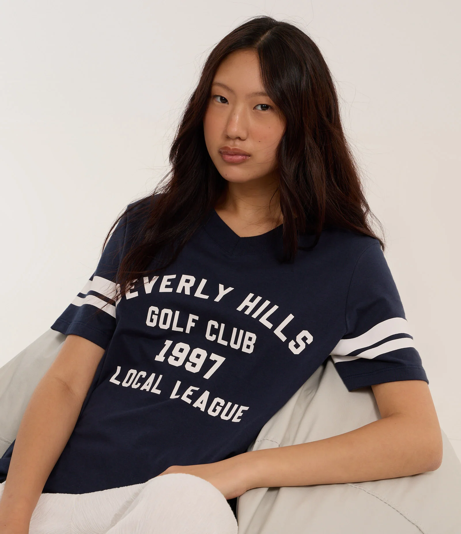 Camiseta T-shirt Colegial com Estampa Lettering e Listras na Manga Azul 1