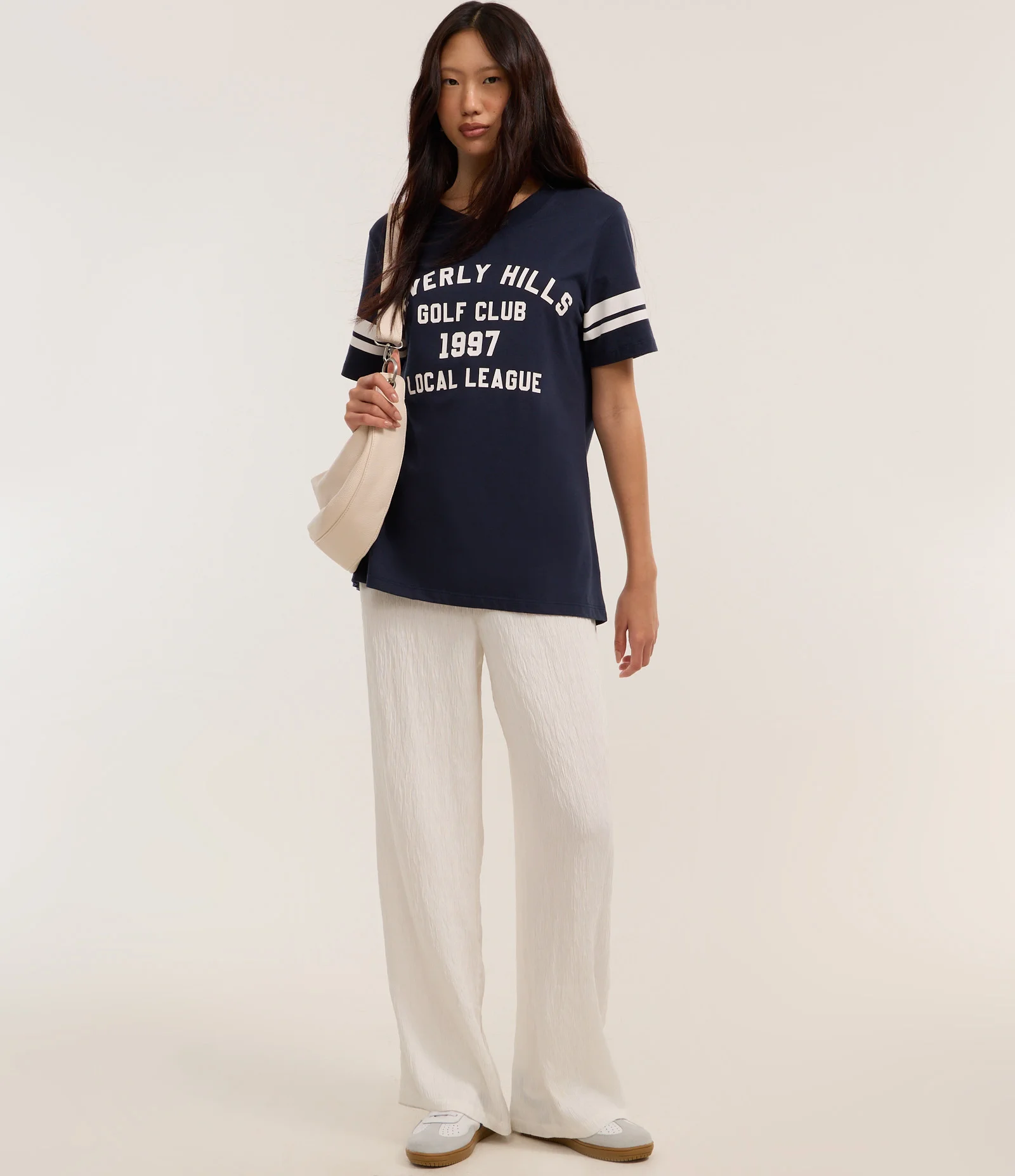 Camiseta T-shirt Colegial com Estampa Lettering e Listras na Manga Azul 2