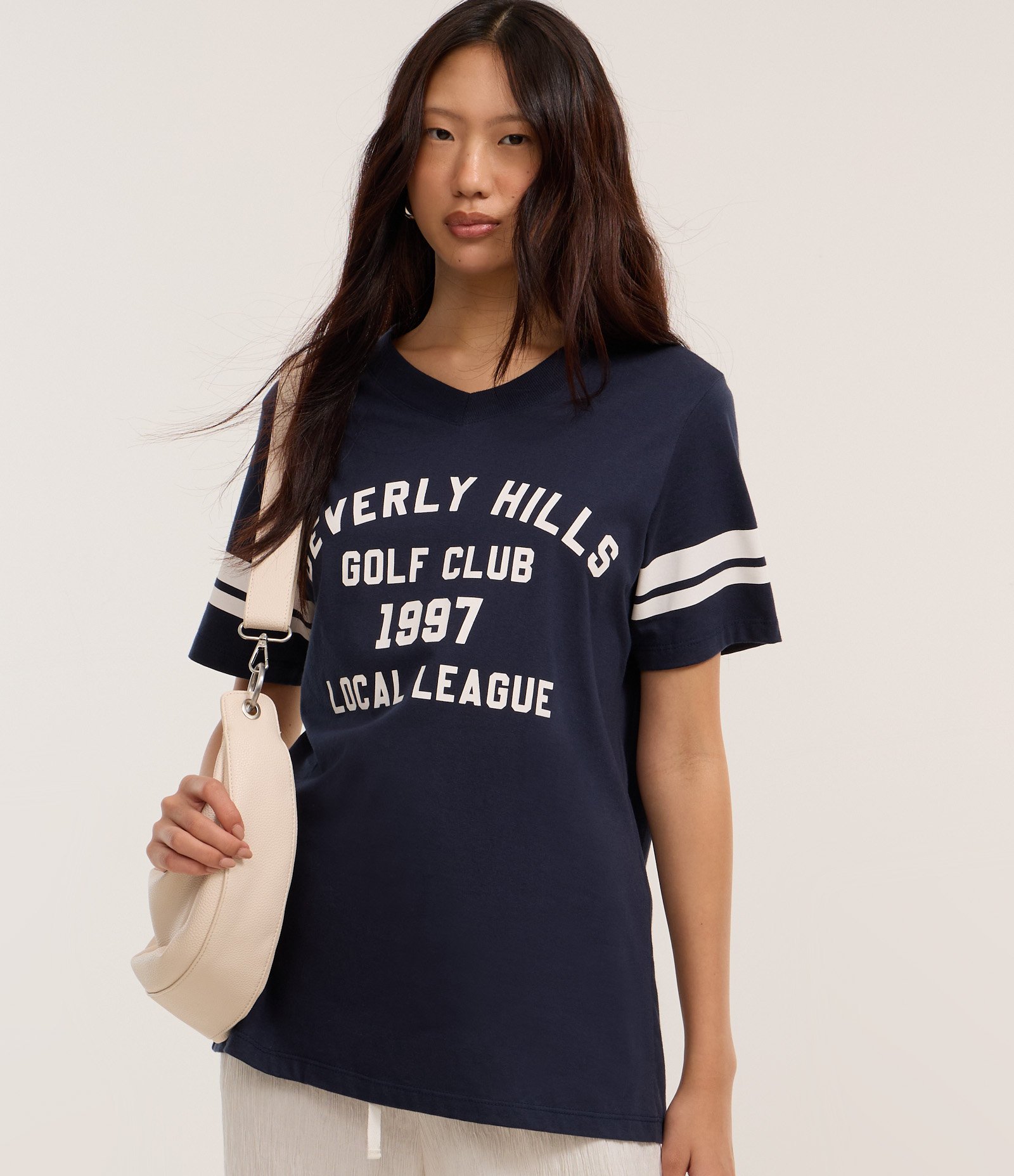 Camiseta T-shirt Colegial com Estampa Lettering e Listras na Manga Azul 3