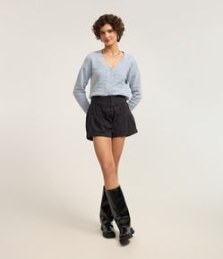 Short em Sarja com Tingimento Cationizado e Pregas em Camadas