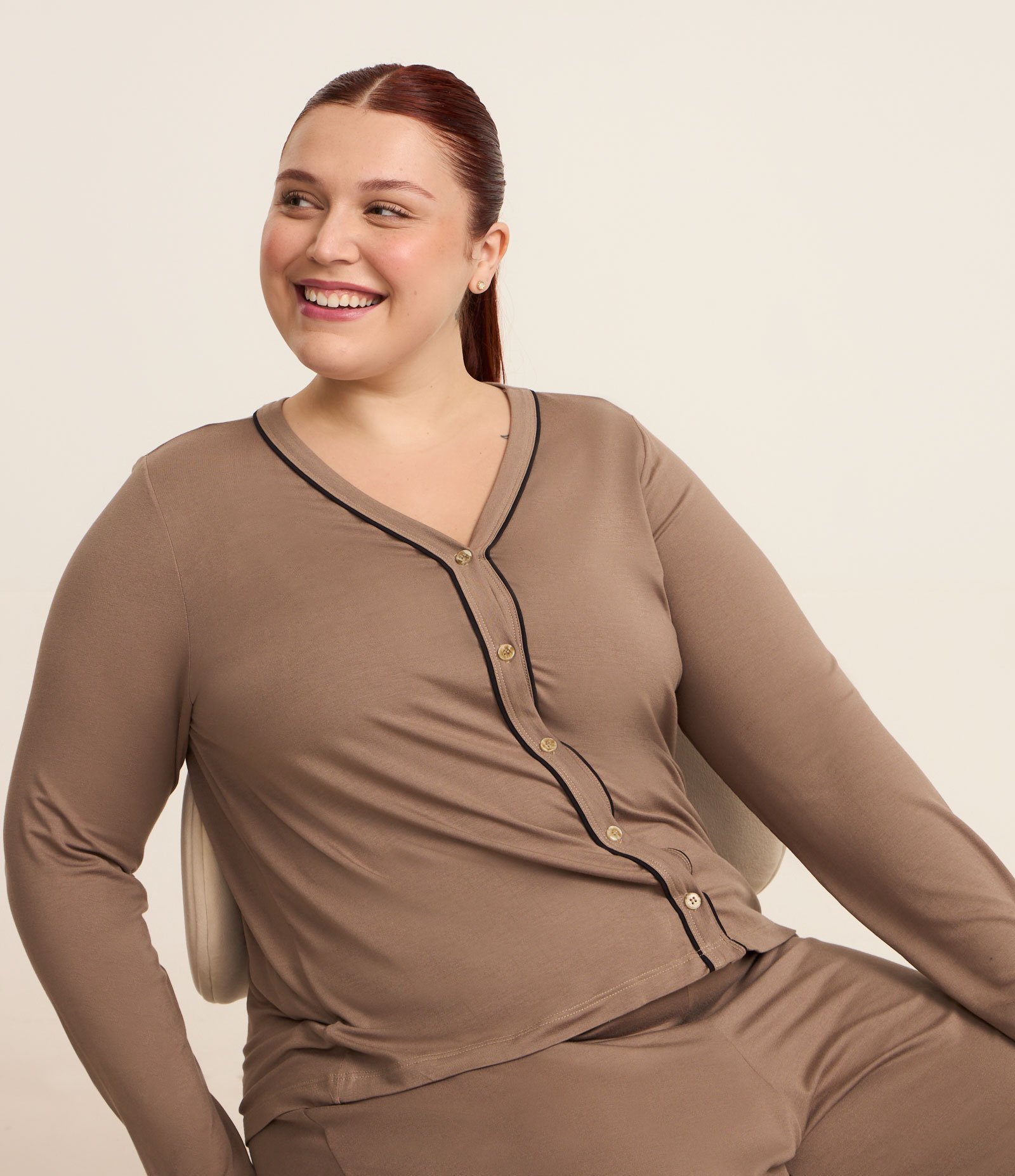 Pijama Longo Viscolycra Detalhes de Listras Curve & Plus Size Marrom 2