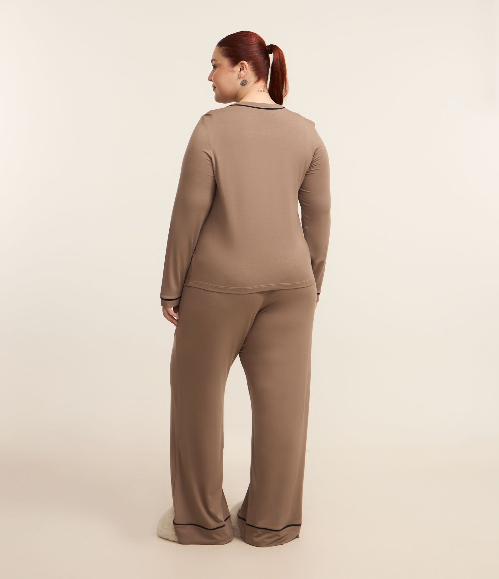 Pijama Longo Viscolycra Detalhes de Listras Curve & Plus Size Marrom 3