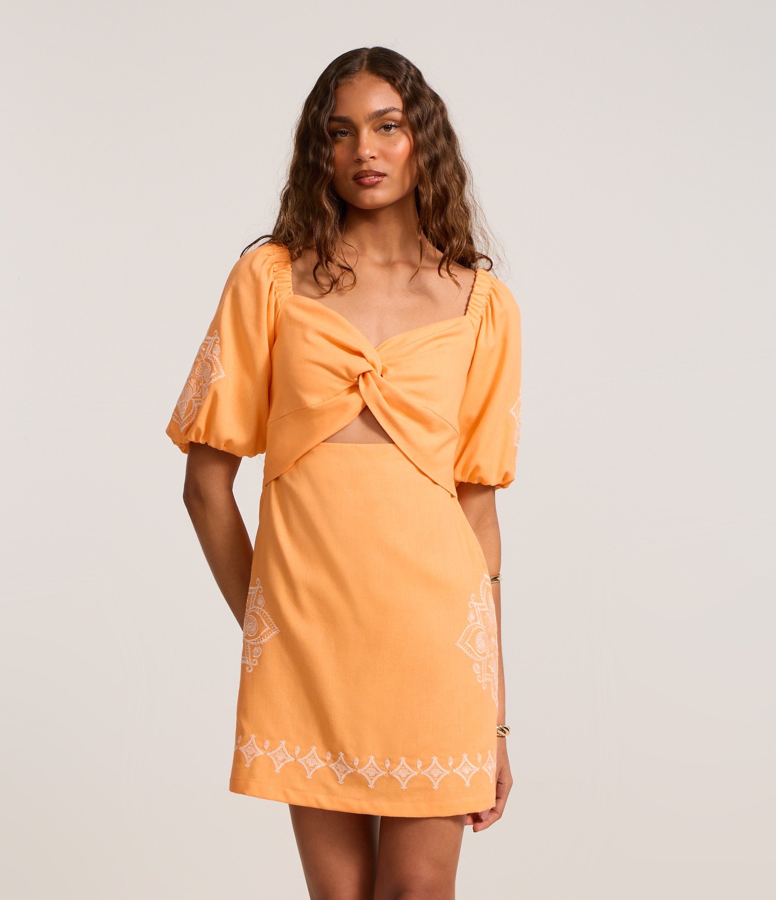 Vestido Curto em Viscolinho com Busto Torcido e Bordo Floral Laranja 1