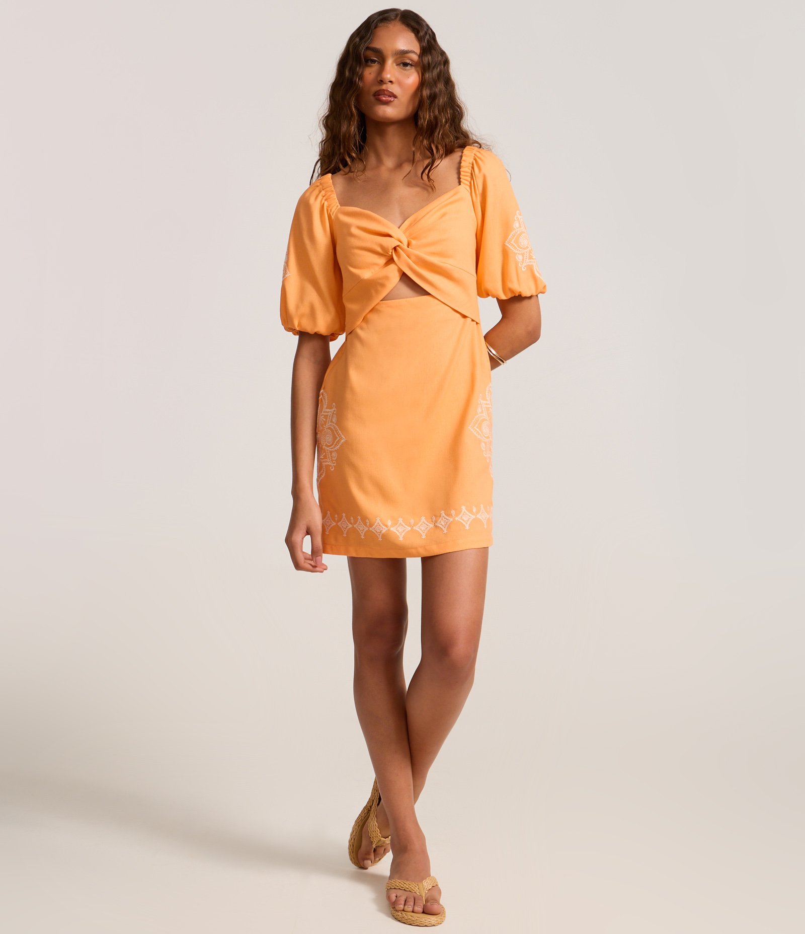 Vestido Curto em Viscolinho com Busto Torcido e Bordo Floral Laranja 2