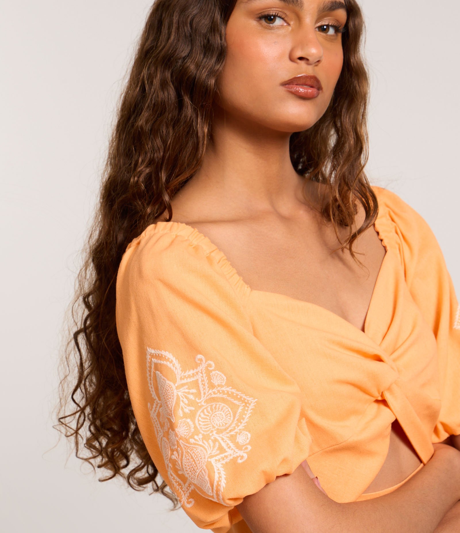 Vestido Curto em Viscolinho com Busto Torcido e Bordo Floral Laranja 3