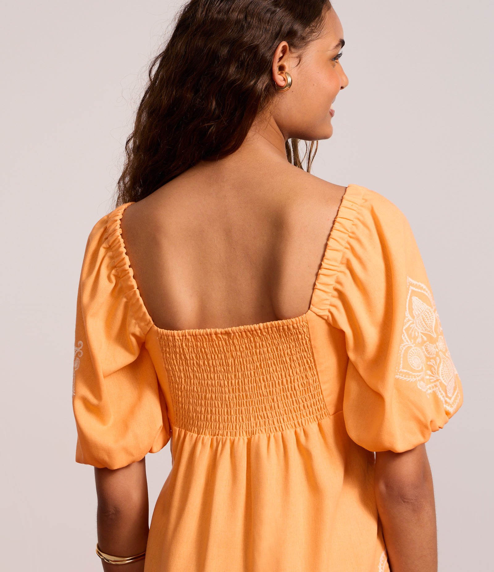 Vestido Curto em Viscolinho com Busto Torcido e Bordo Floral Laranja 4