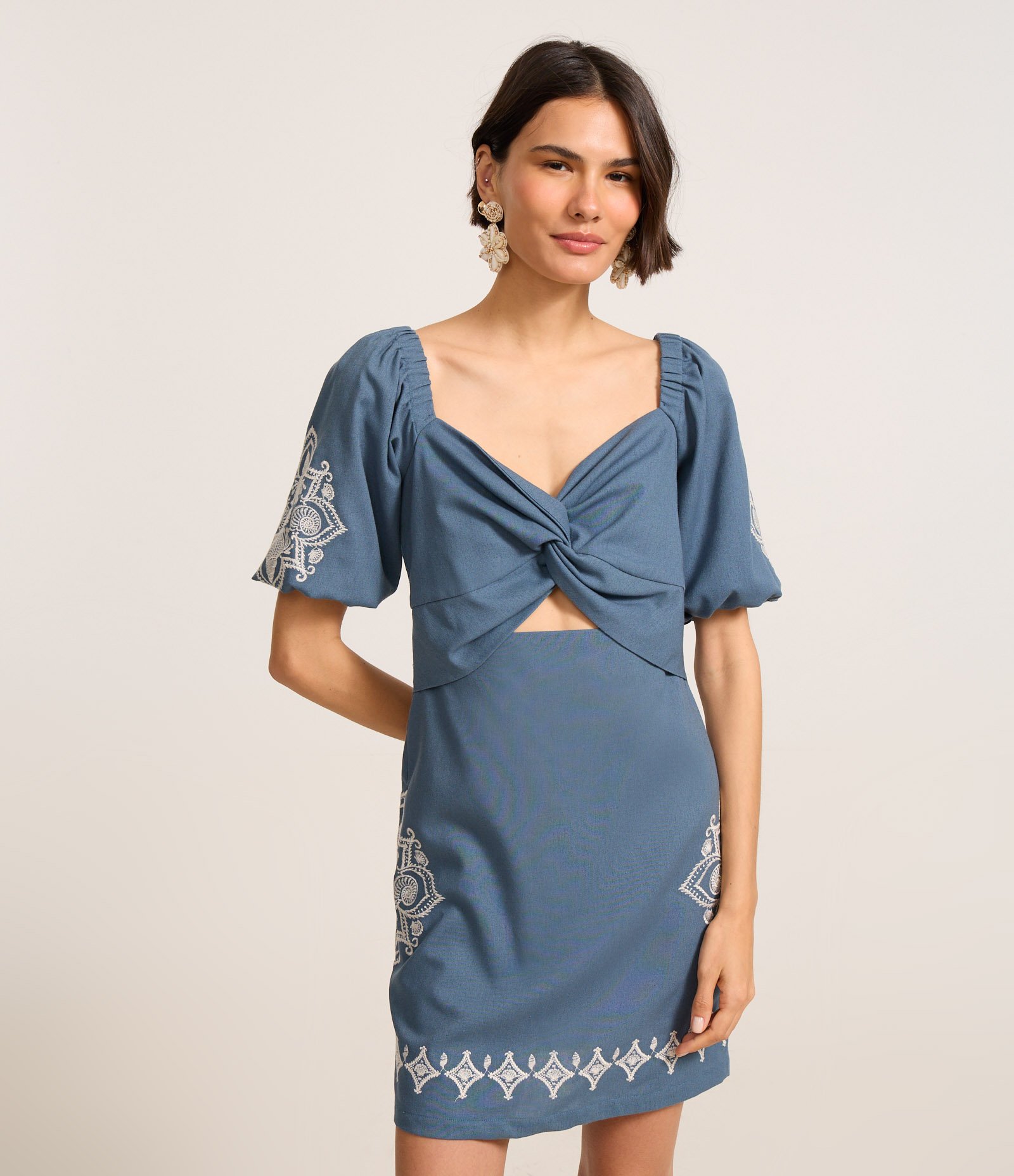 Vestido Curto em Viscolinho com Busto Torcido e Bordo Floral Azul 1