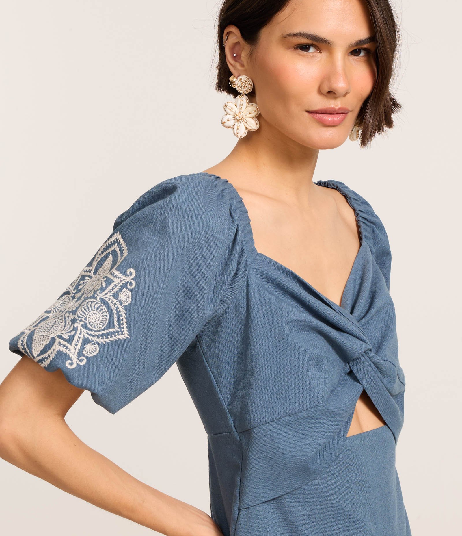 Vestido Curto em Viscolinho com Busto Torcido e Bordo Floral Azul 3