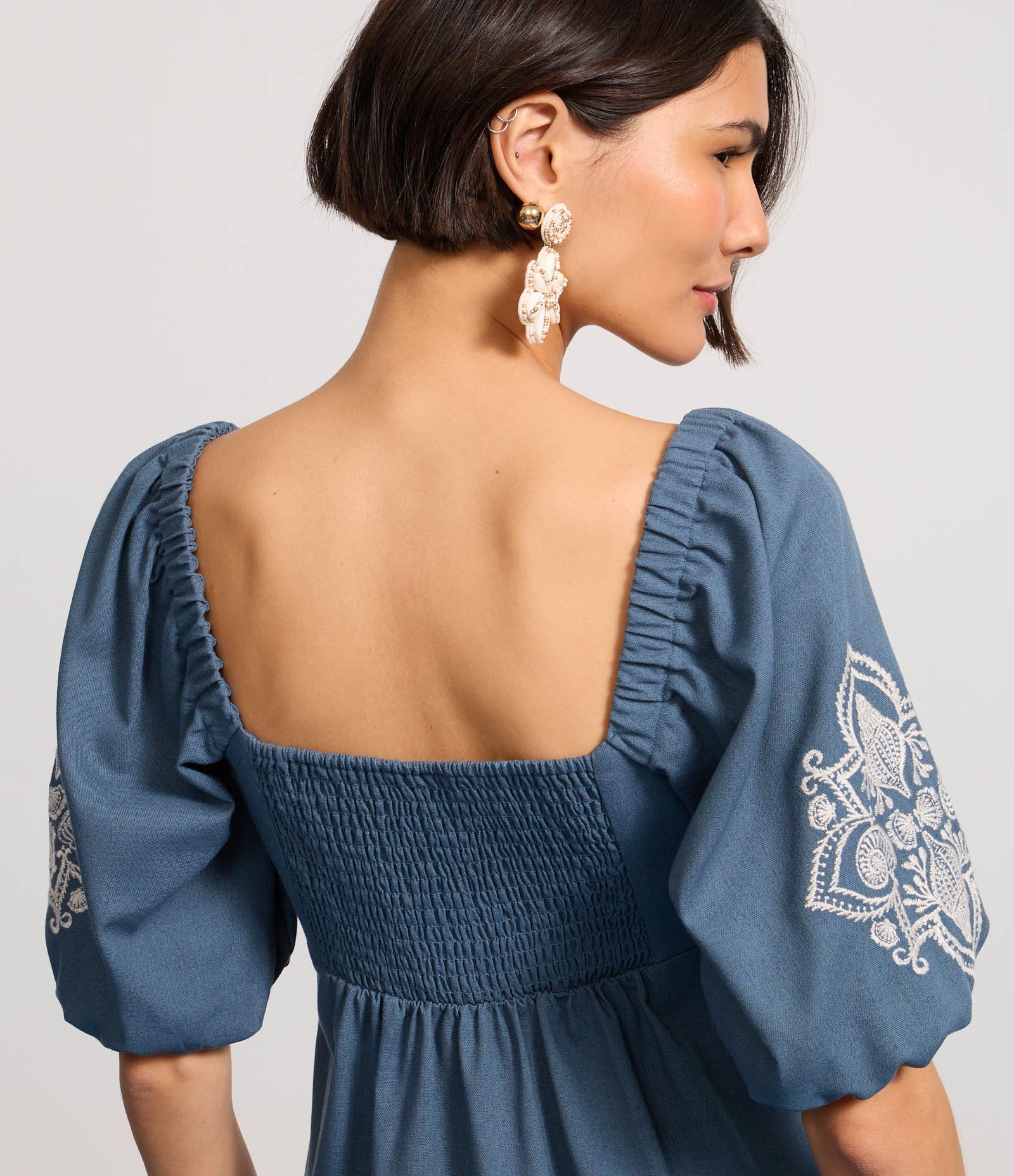 Vestido Curto em Viscolinho com Busto Torcido e Bordo Floral Azul 4