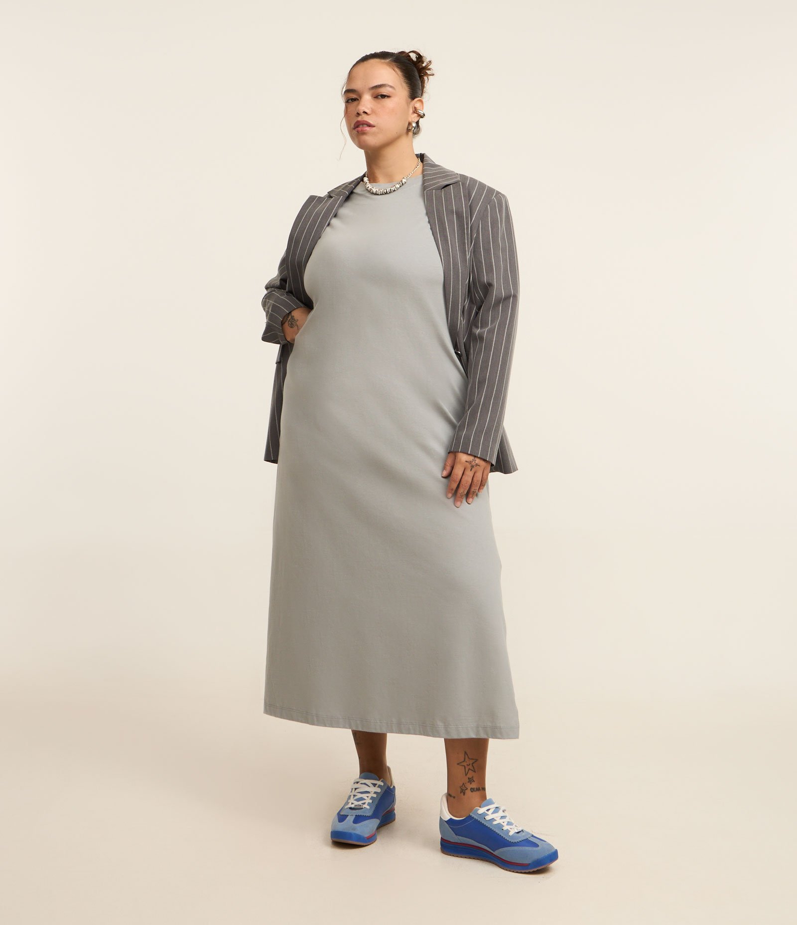 Vestido T-Shirt Midi em Malha Estonada Curve & Plus Size Cinza 1