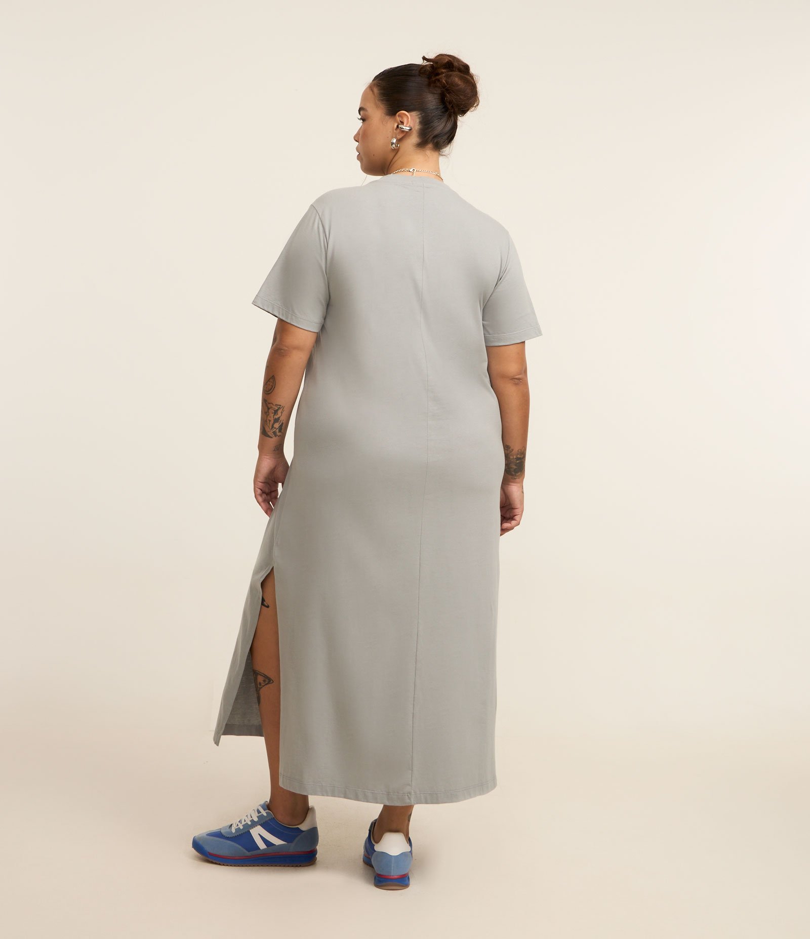 Vestido T-Shirt Midi em Malha Estonada Curve & Plus Size Cinza 2