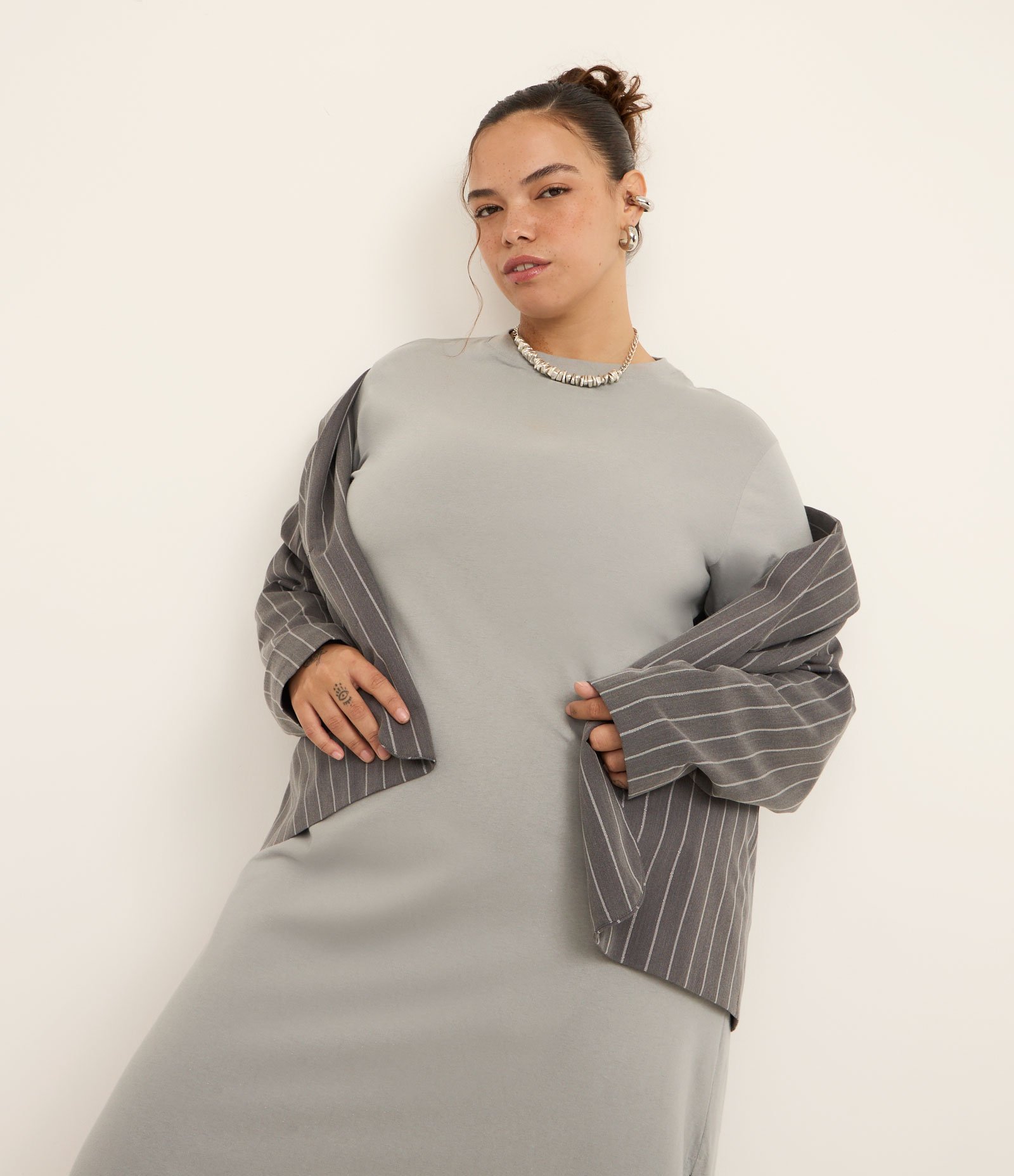 Vestido T-Shirt Midi em Malha Estonada Curve & Plus Size Cinza 3