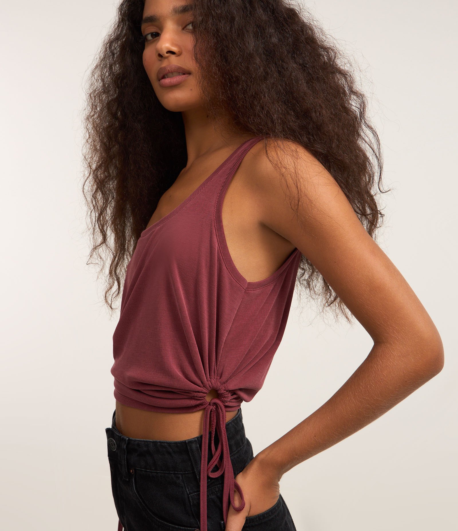 Regata em Ribana com Recorte Cut Out e Amarração na Lateral Bordô 3