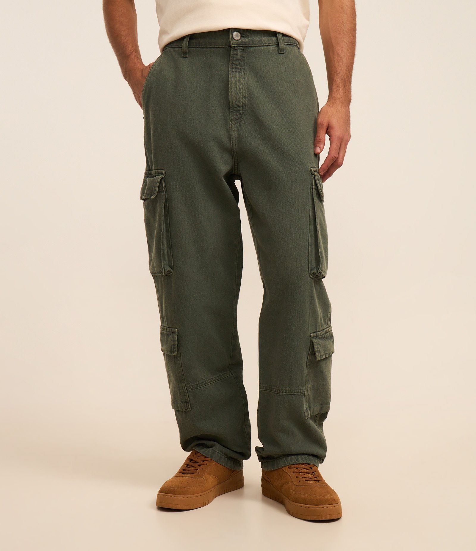 Calça Baggy em Sarja com Bolsos Cargos Verde 2