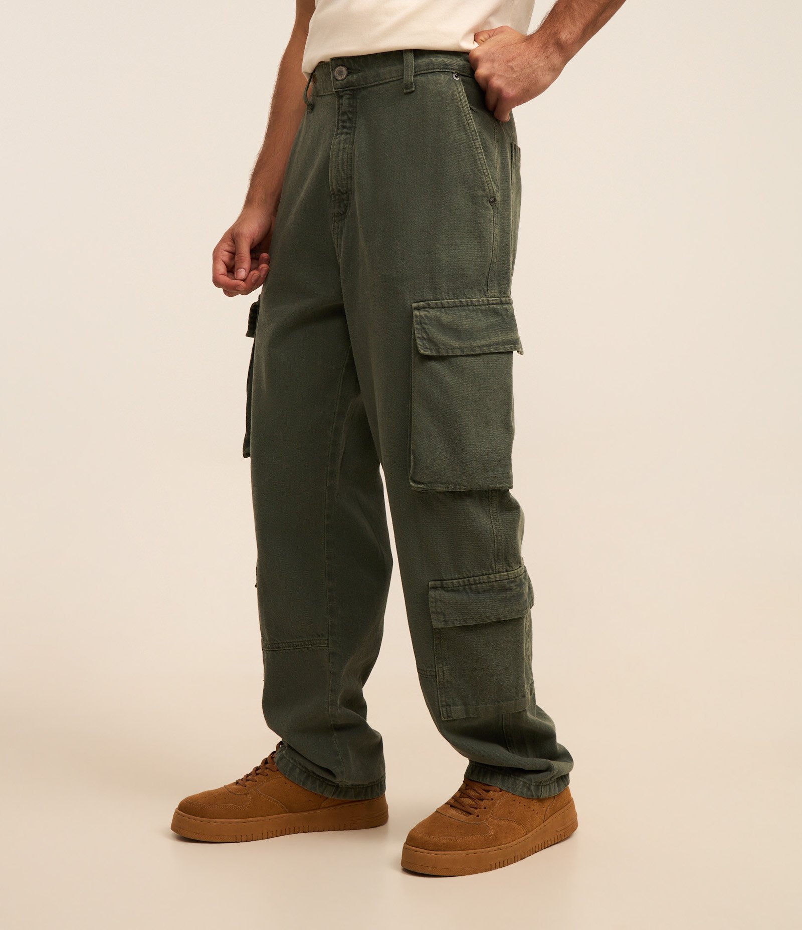 Calça Baggy em Sarja com Bolsos Cargos Verde 3
