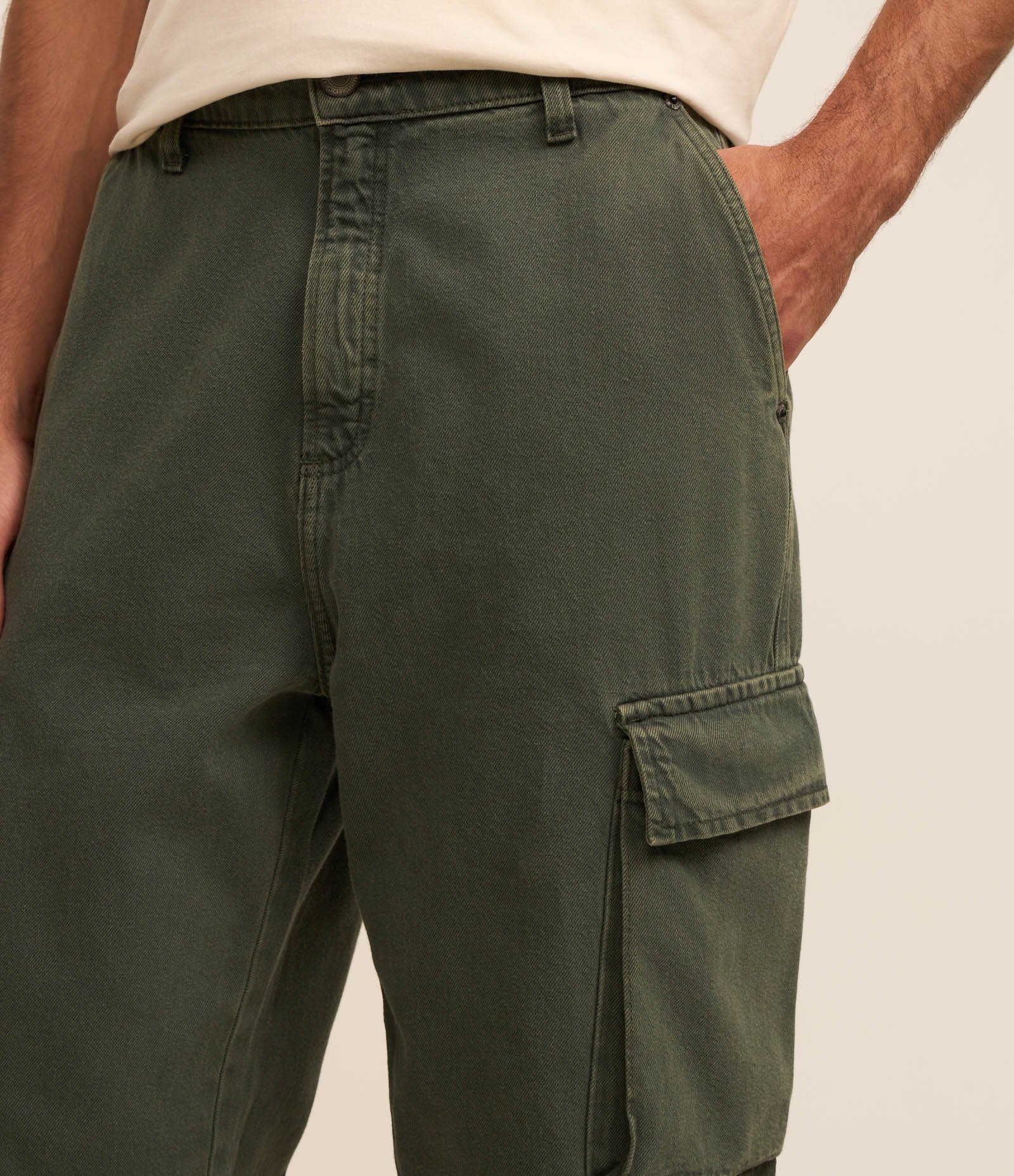 Calça Baggy em Sarja com Bolsos Cargos Verde 4