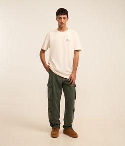Calça Baggy em Sarja com Bolsos Cargos