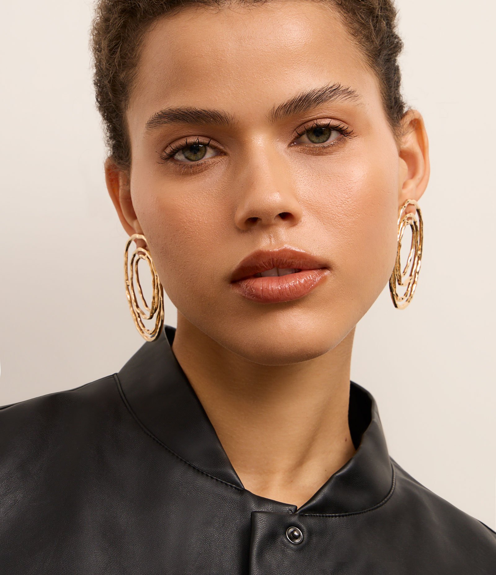 Maxi Brinco em Metal com Elos Martelados Dourado 4