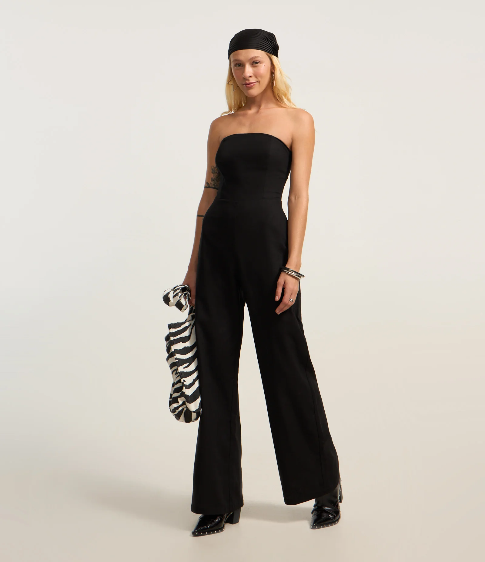 Macacão Reto em Viscolinho com Decote Tomara que Caia Preto 1