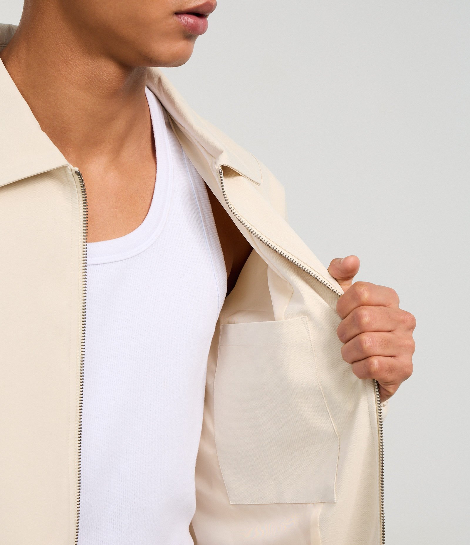 Jaqueta Boxy com Elástico na Barra e Recortes Bege 3