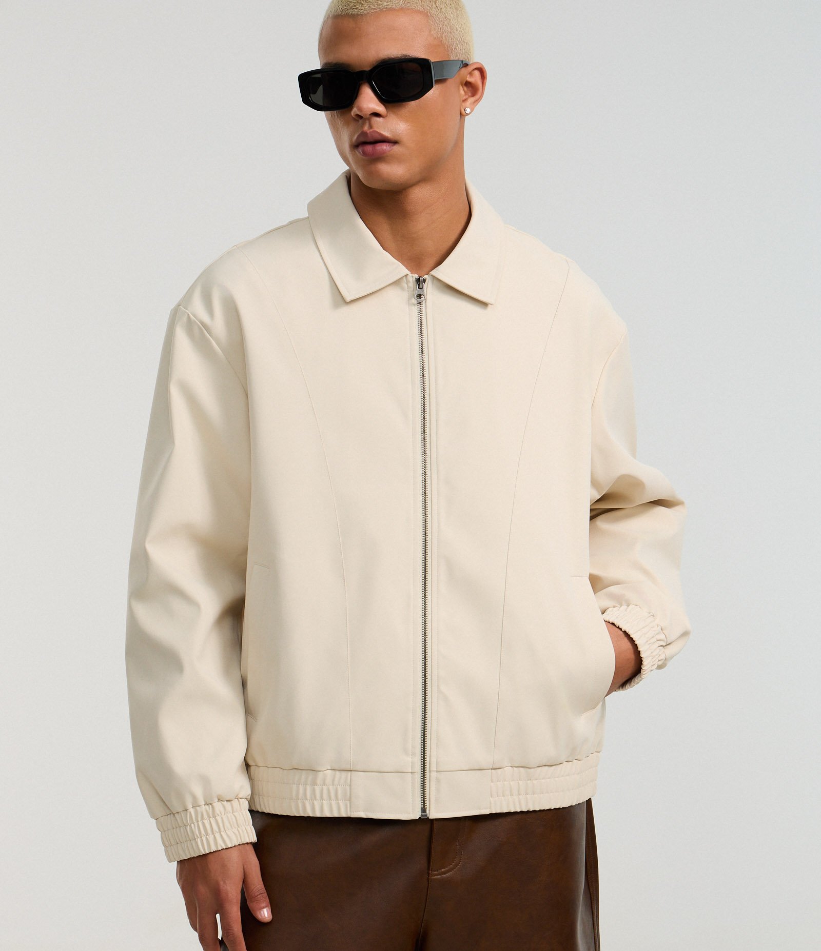 Jaqueta Boxy com Elástico na Barra e Recortes Bege 4