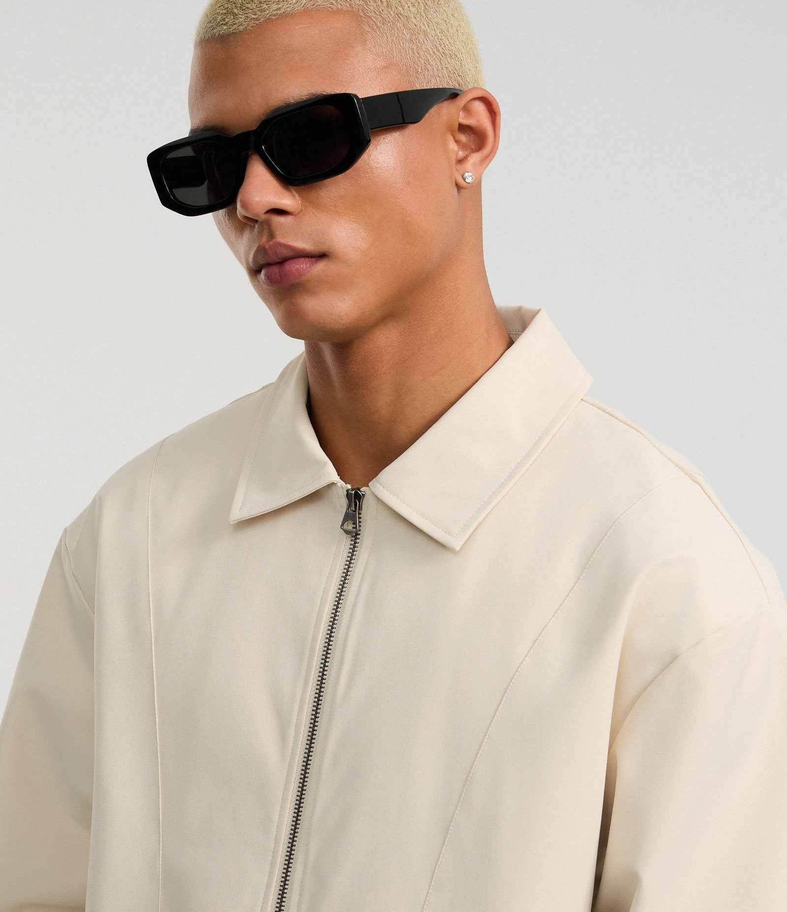 Jaqueta Boxy com Elástico na Barra e Recortes Bege 5