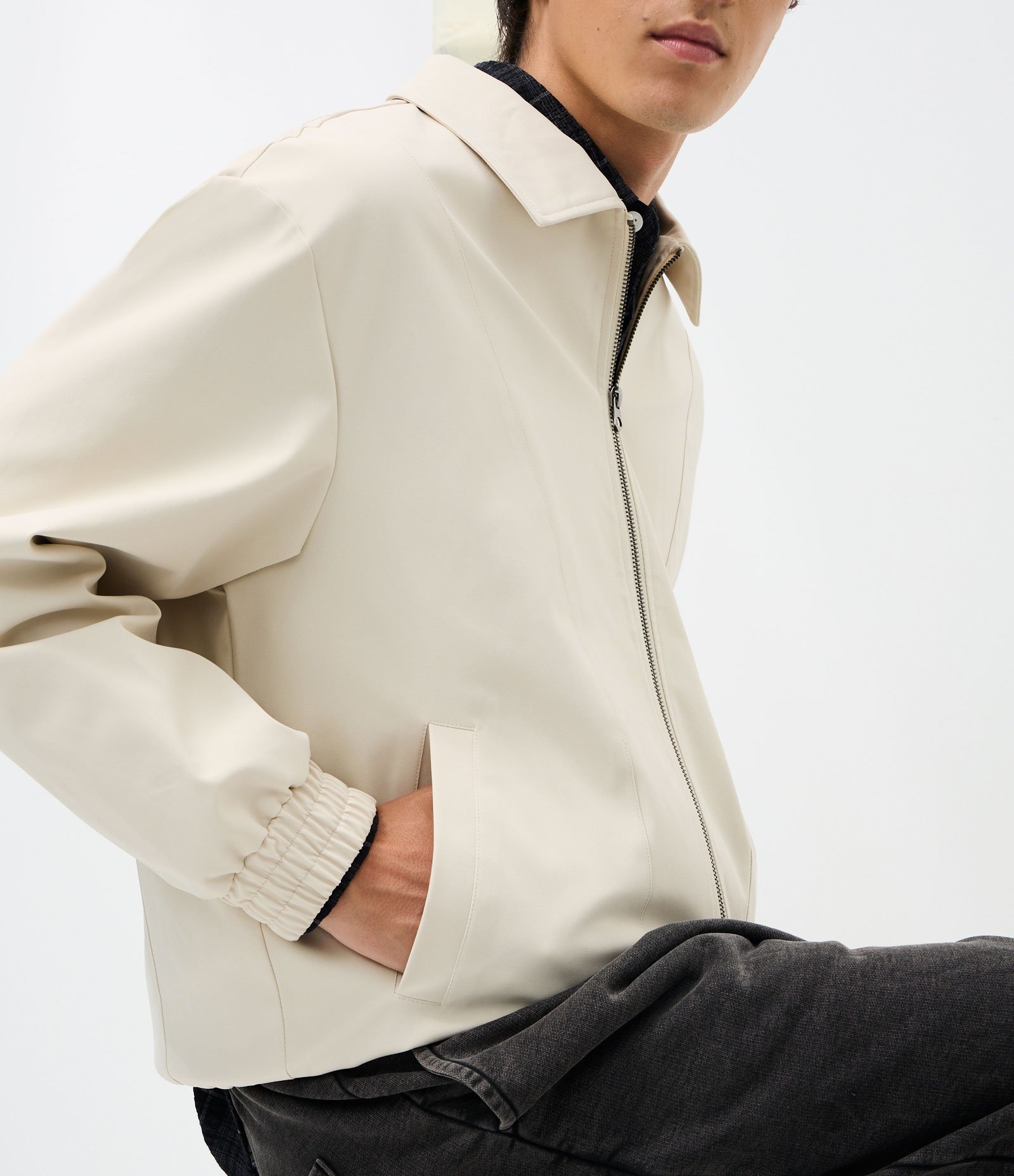 Jaqueta Boxy com Elástico na Barra e Recortes Bege 7