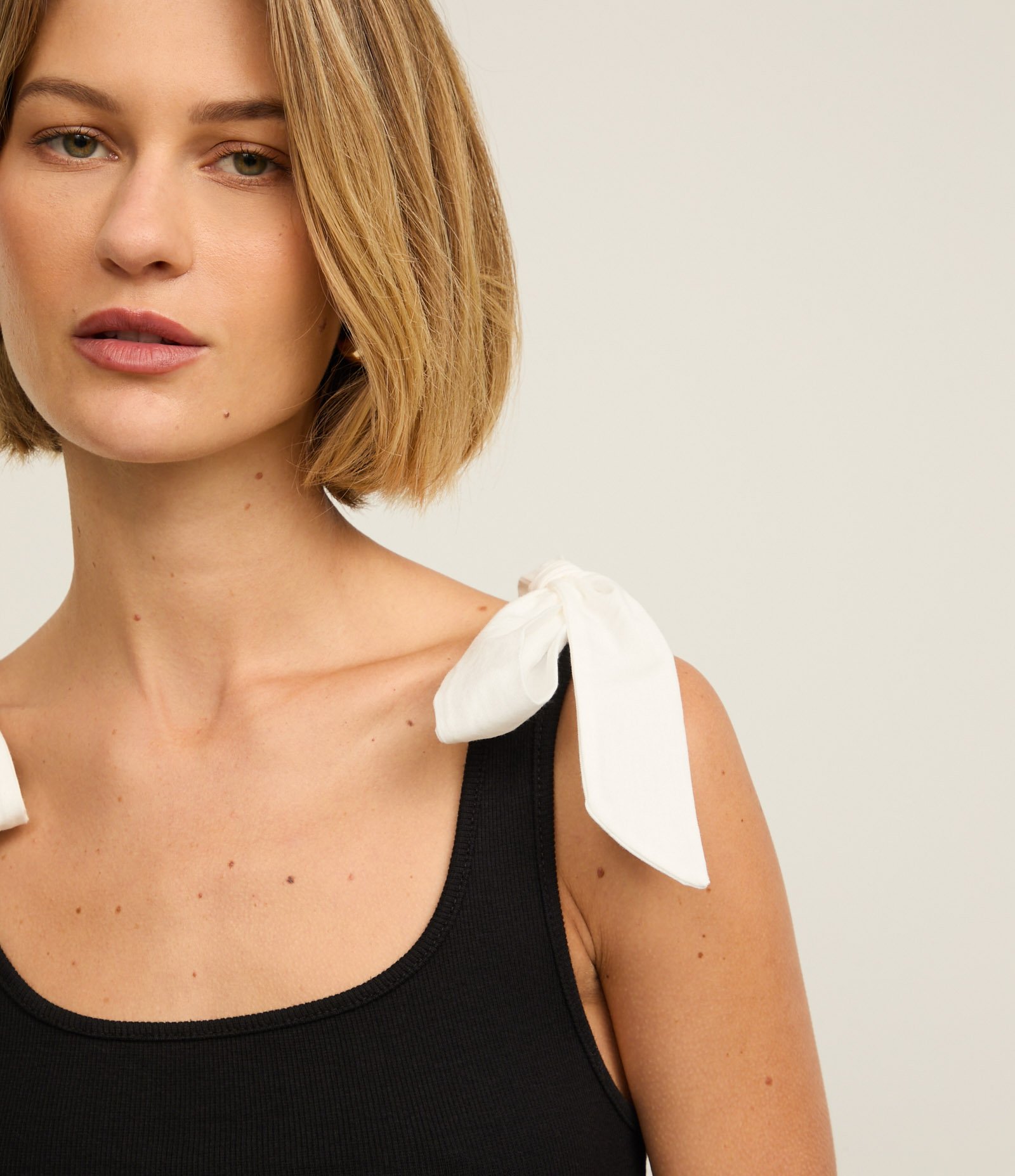 Blusa em Ribana com Lacinhos Contrastantes nos Ombros Preto 3