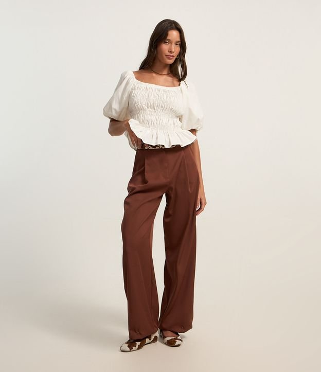 Calça Pantalona em Alfaiataria com Pregas