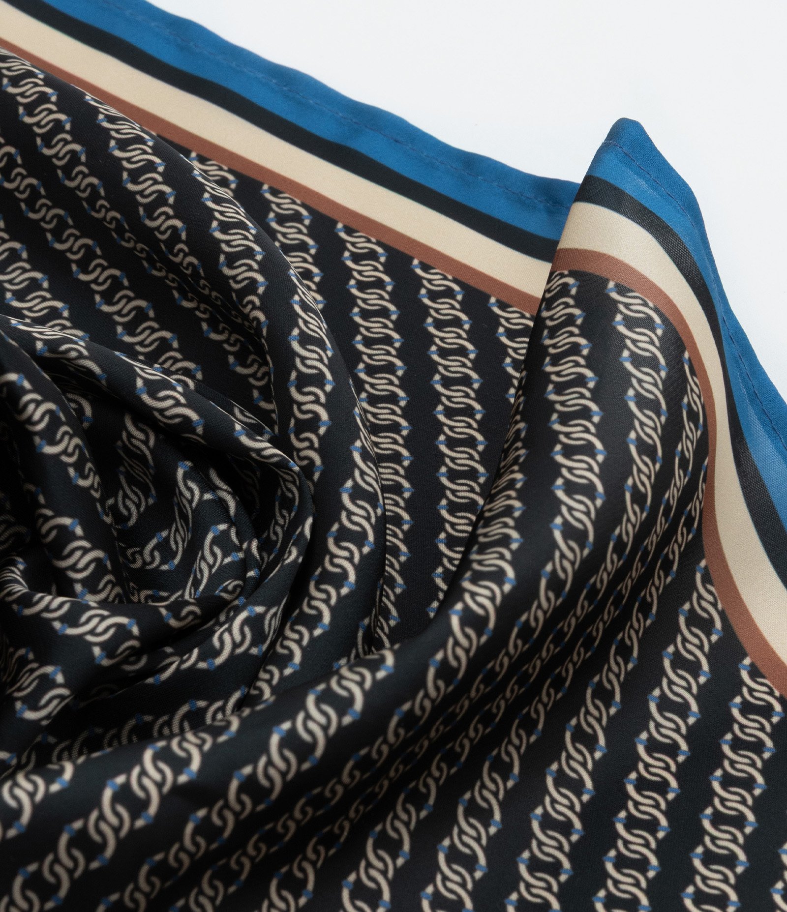 Lenço de Cetim com Estampa de Correntes Preto 2