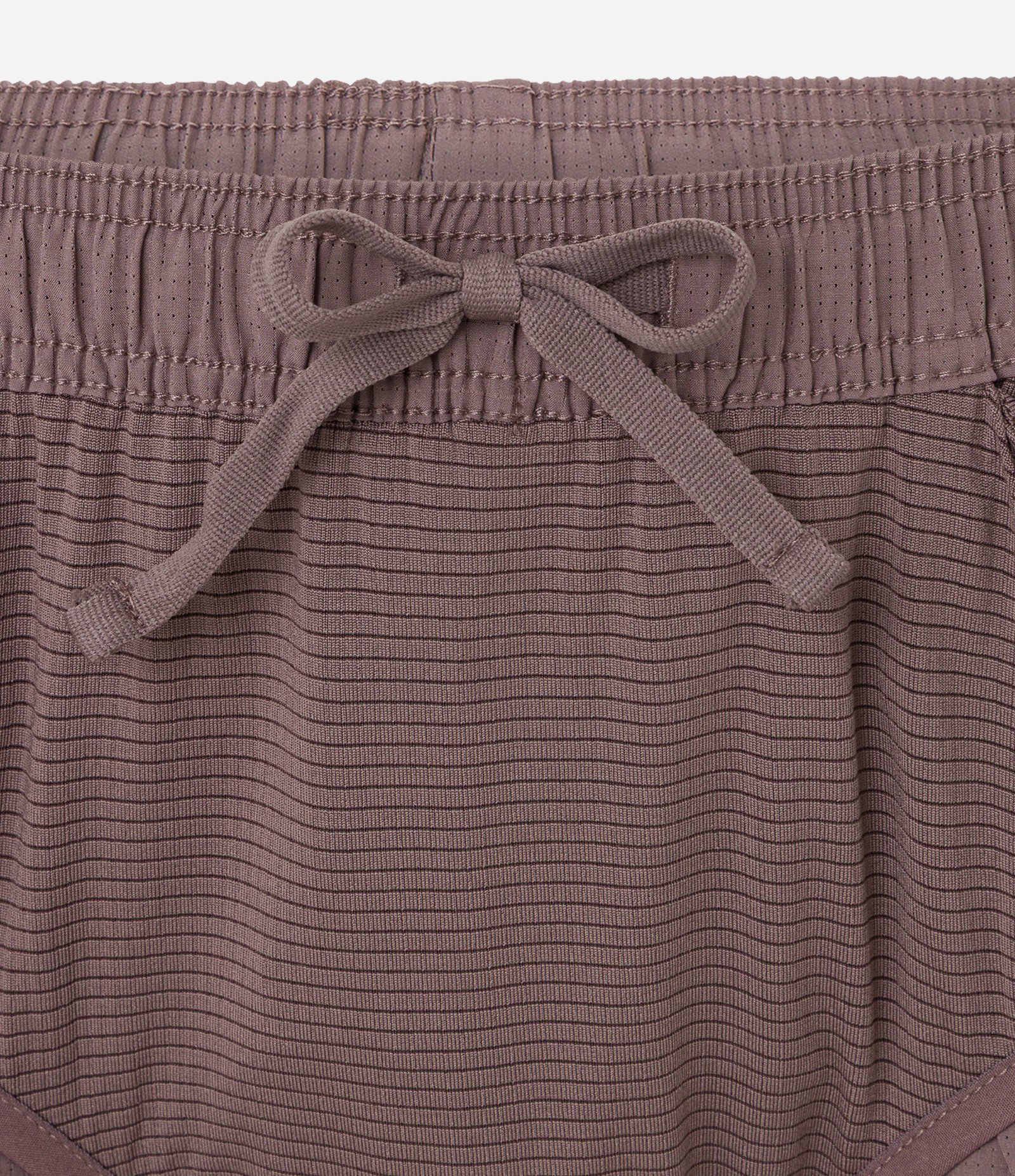 Bermuda Esportiva com Abertura na Lateral e Respirável Marrom 7