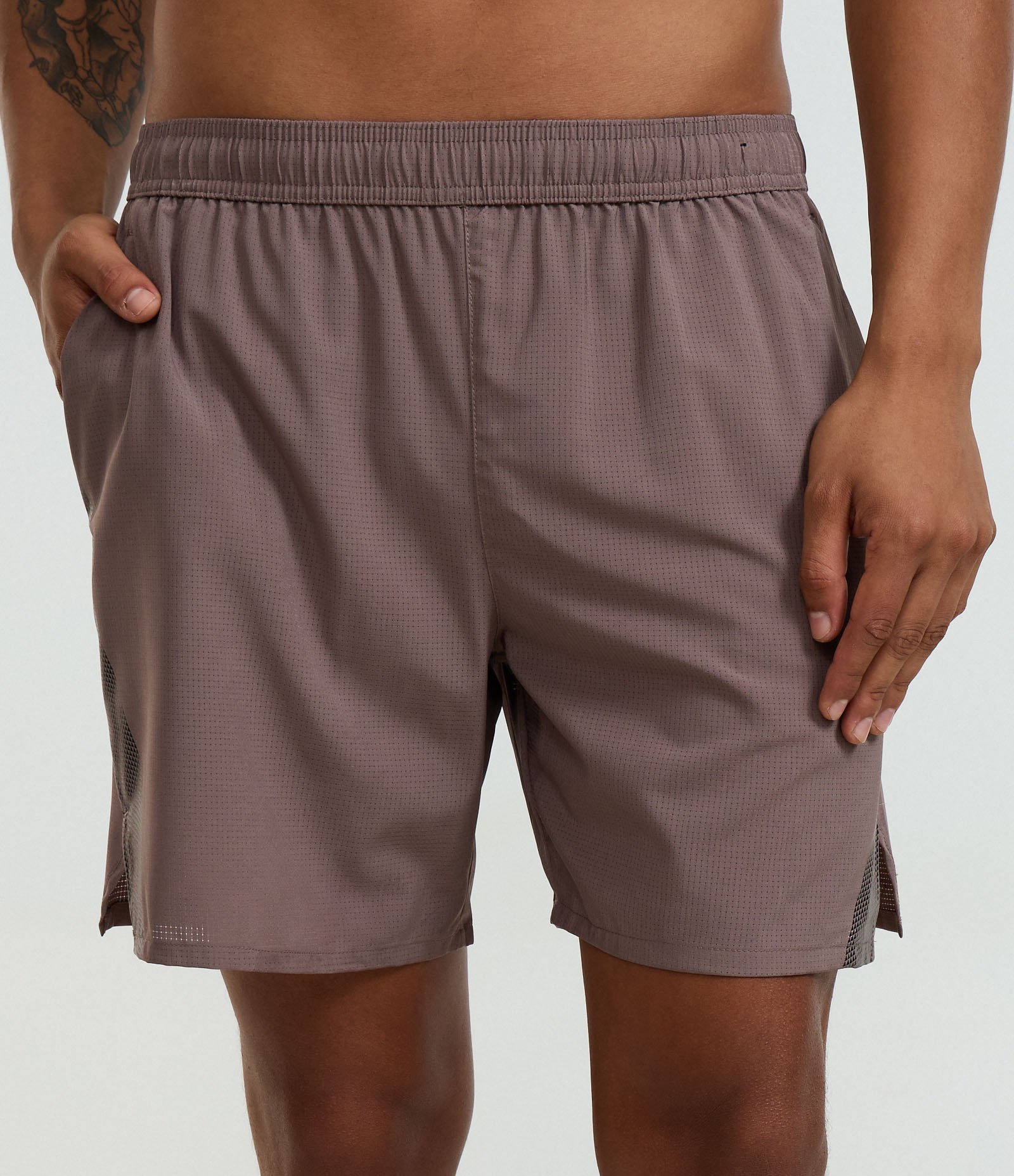 Bermuda Esportiva com Abertura na Lateral e Respirável Marrom 2