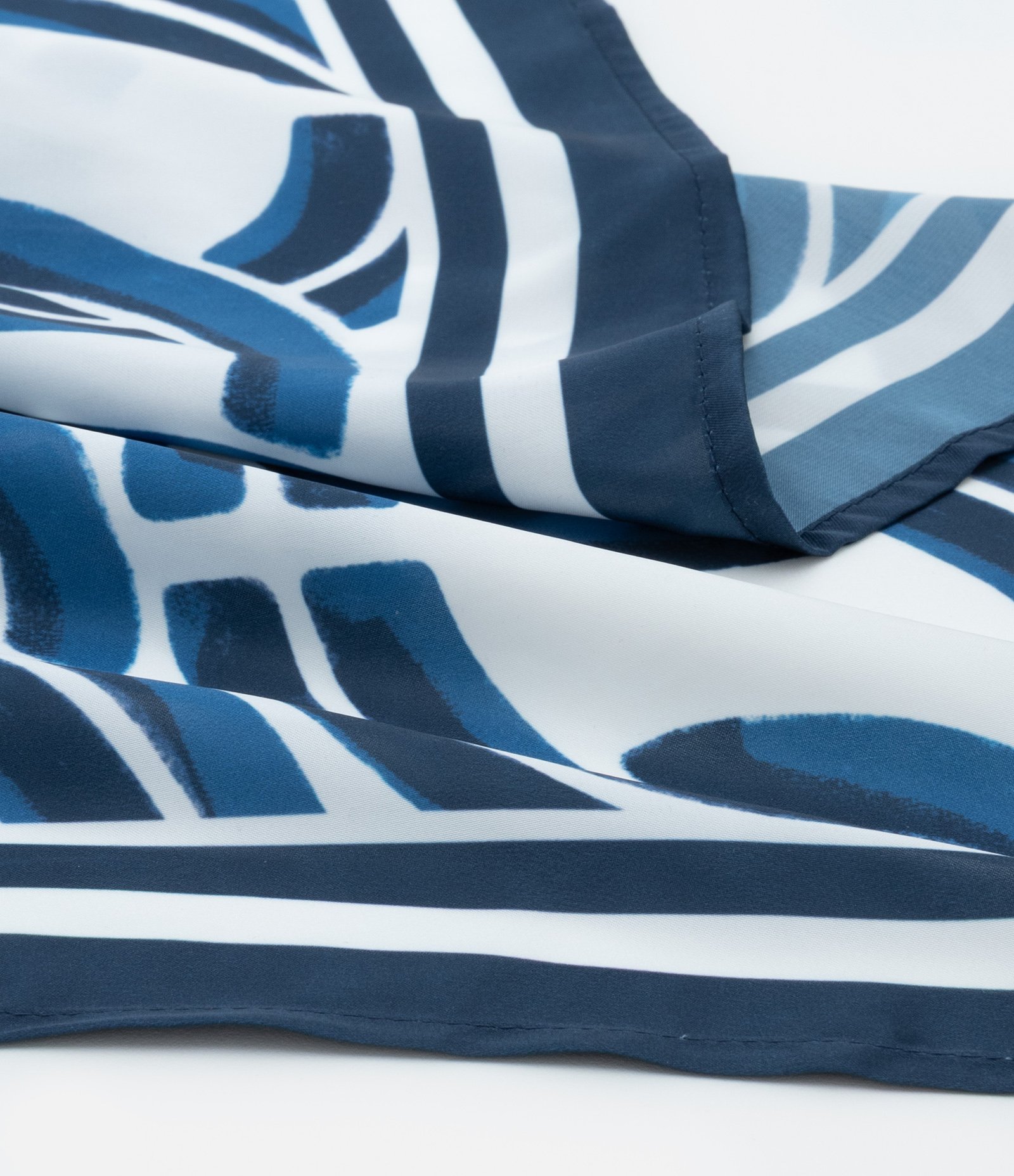 Lenço Quadrado em Cetim com Estampa de Correntes Azul 2