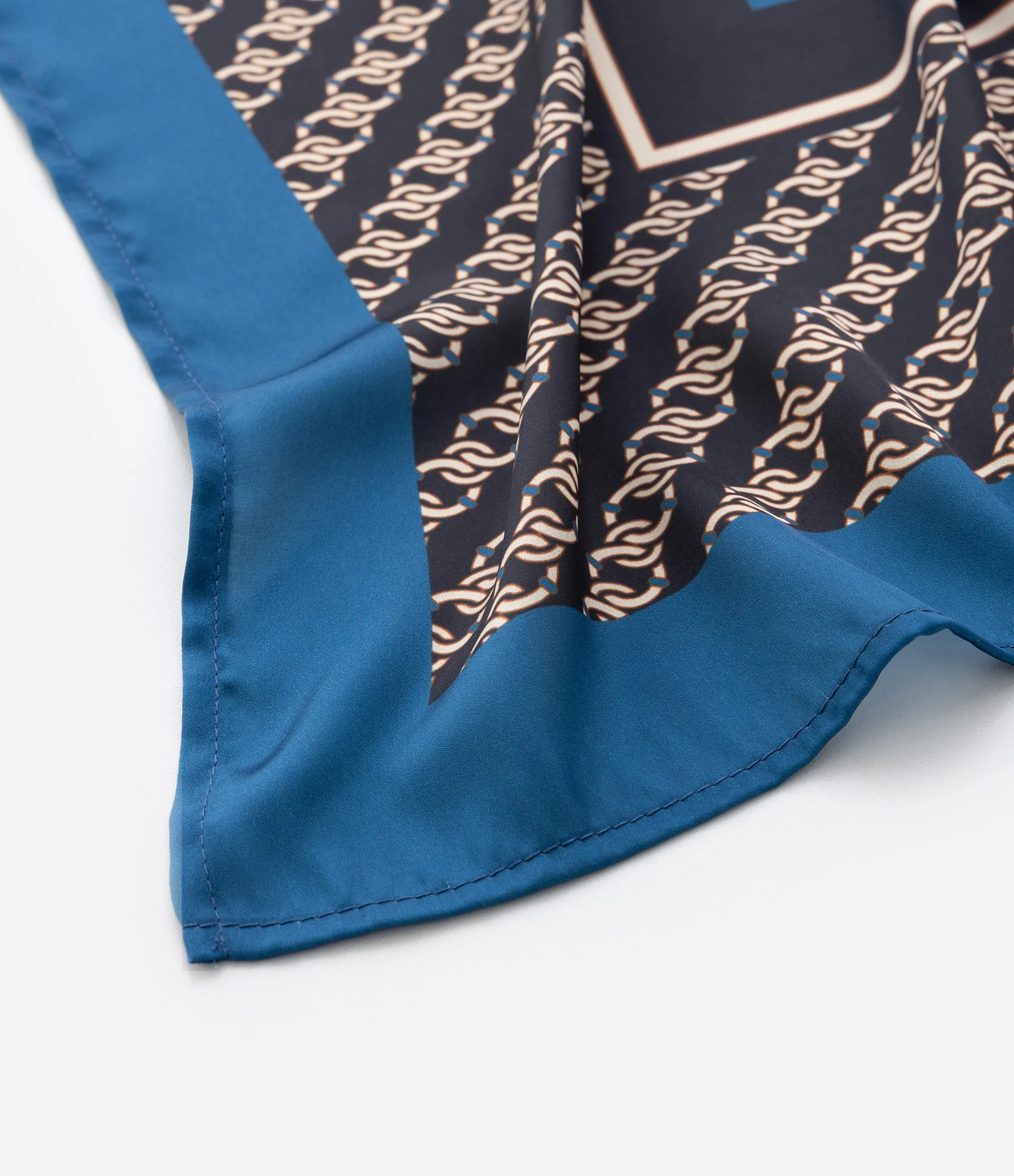 Lenço Acetinado com Estampa de Moldura Corrente Azul 2