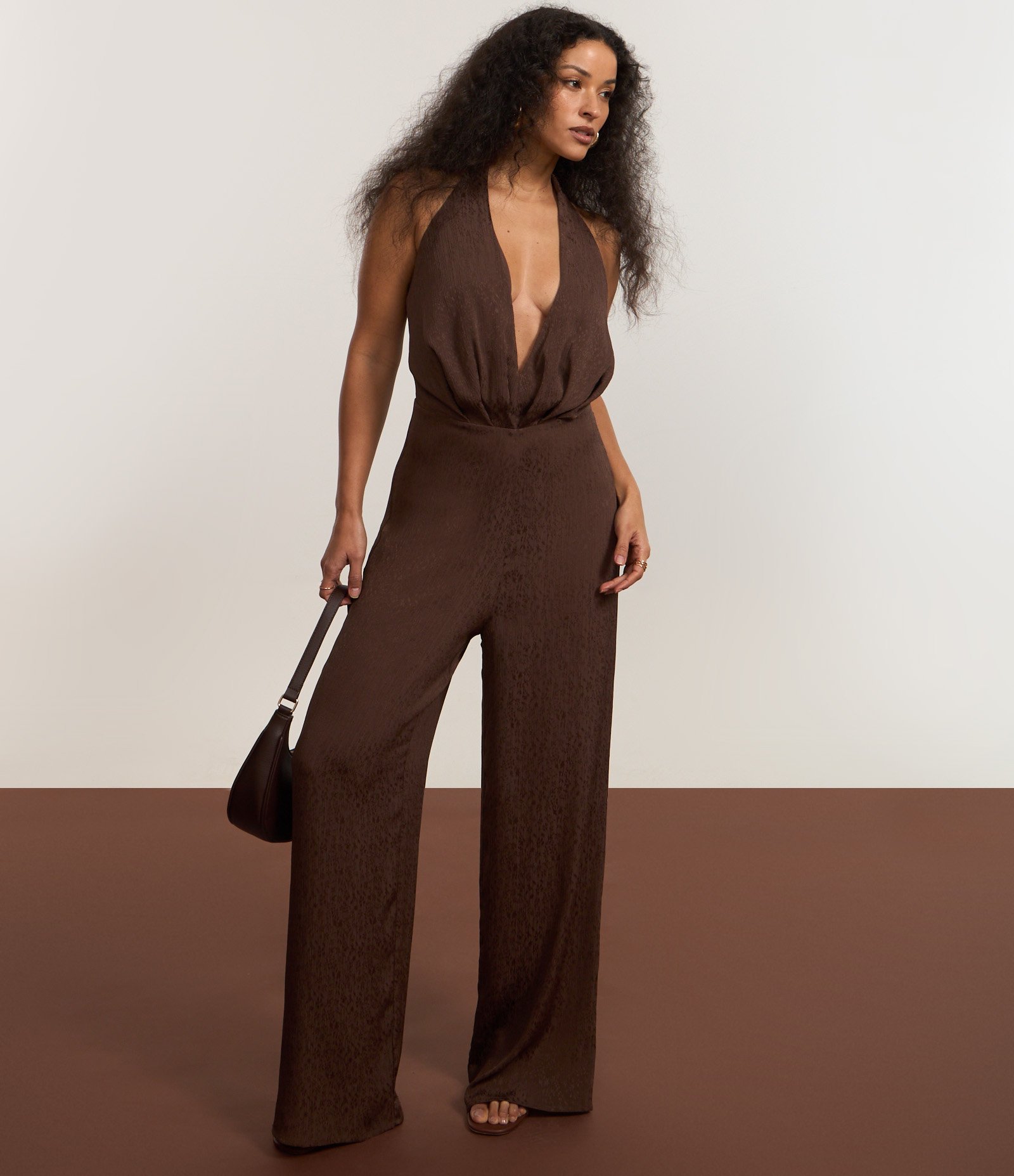 Macacão Pantalona em Cetim Texturizado com Aviamento nas Costas Marrom 5