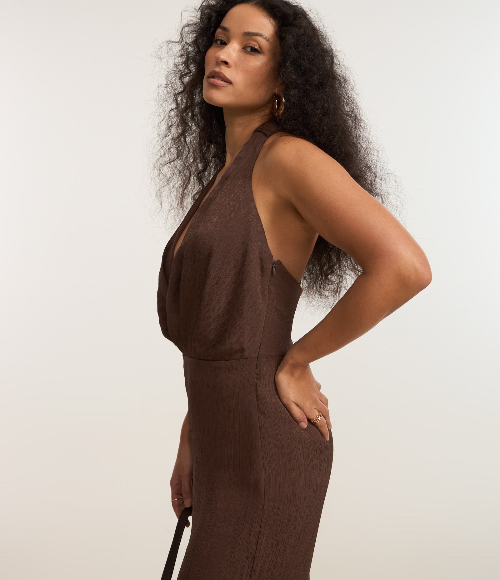 Macacão Pantalona em Cetim Texturizado com Aviamento nas Costas Marrom 3