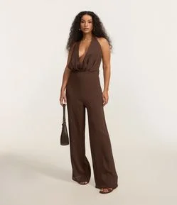 Macacão Pantalona em Cetim Texturizado com Aviamento nas Costas