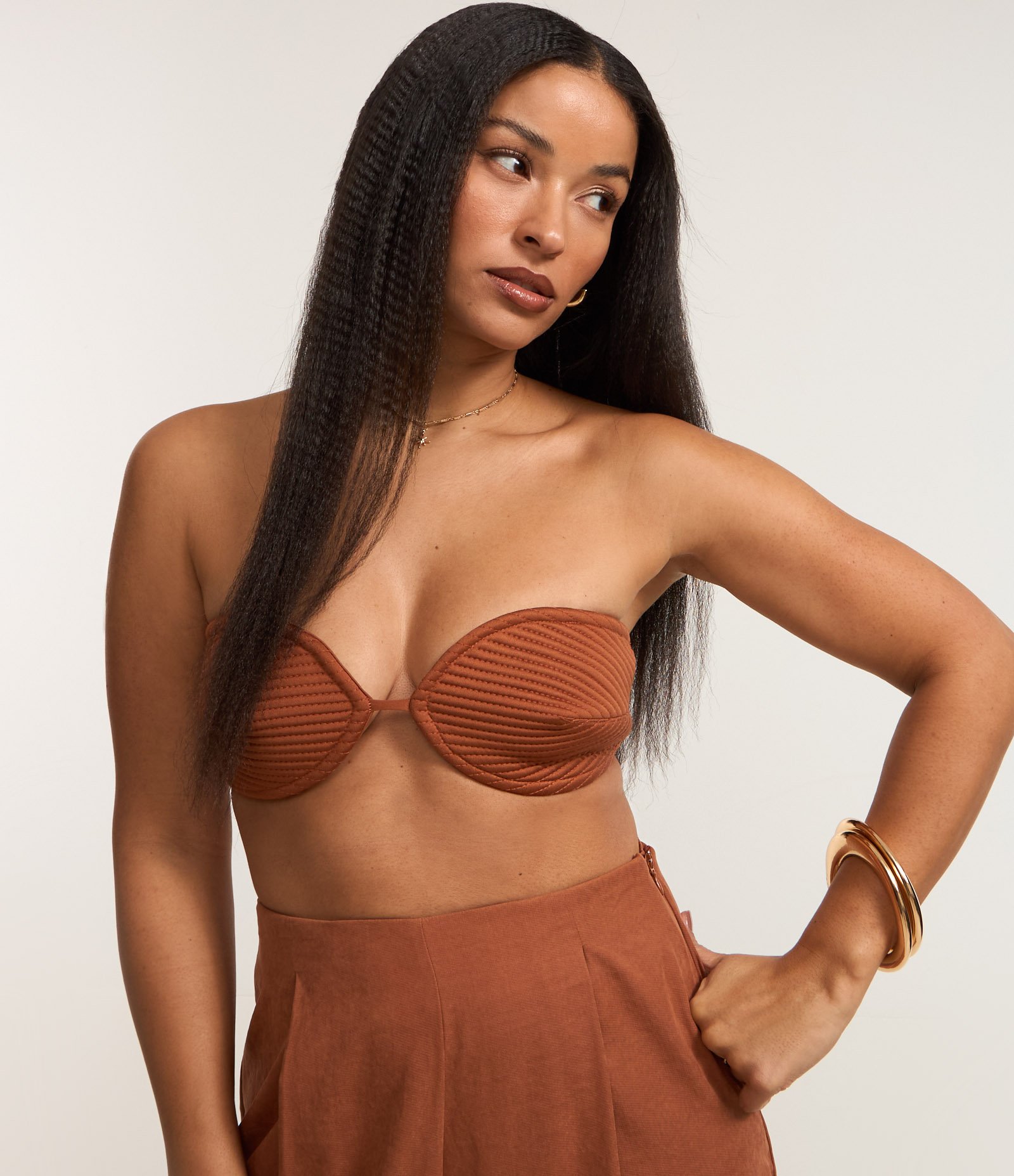 Blusa Cropped em Crepe com Busto Pespontado e Arredondado Marrom 3