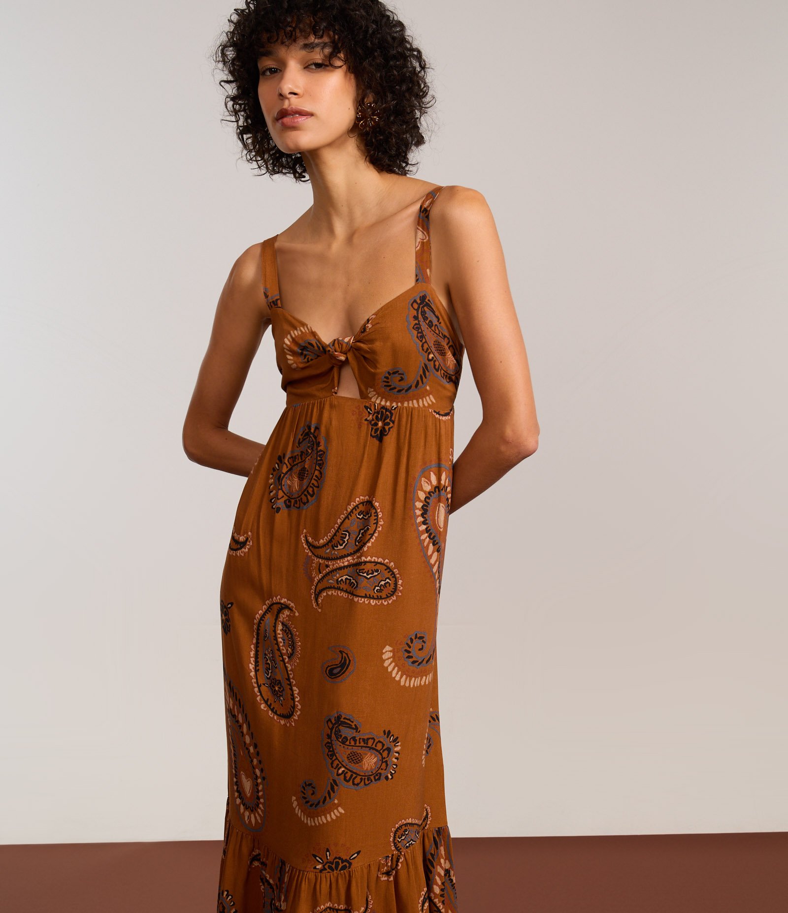 Vestido New Midi em Viscose com Busto Torcido e Estampa Pisley Marrom 5